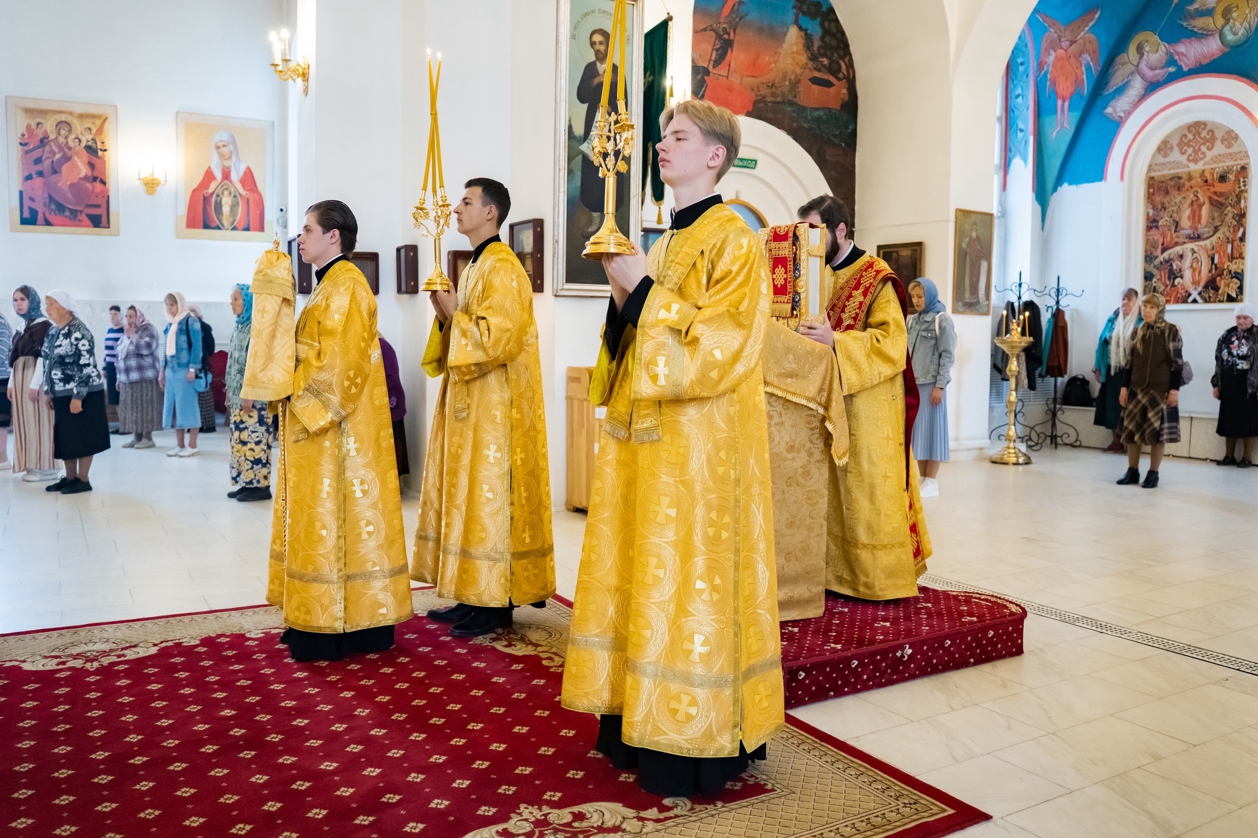 Богослужение в Серафимовском кафедральном соборе