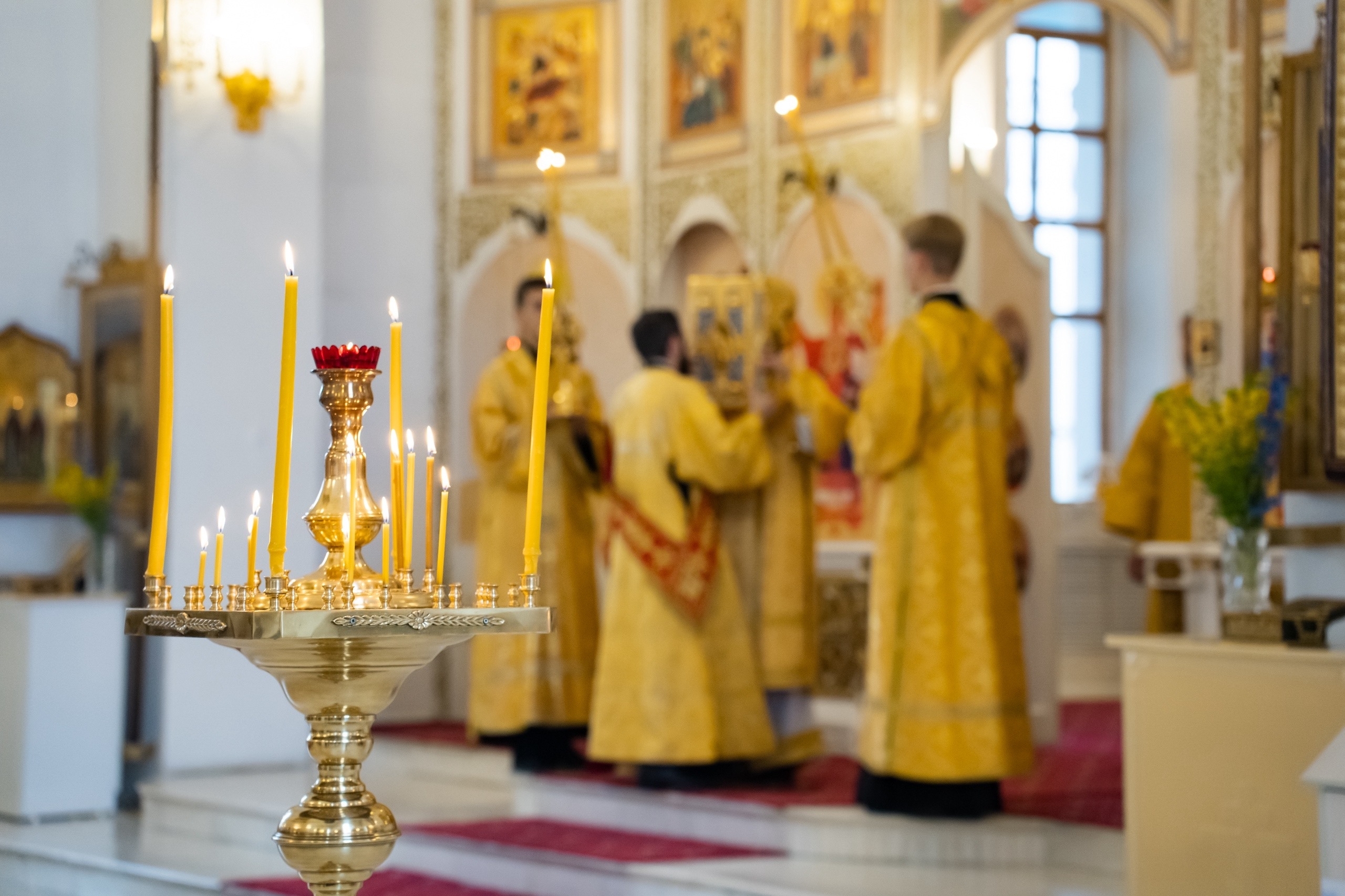 Богослужение в Серафимовском кафедральном соборе