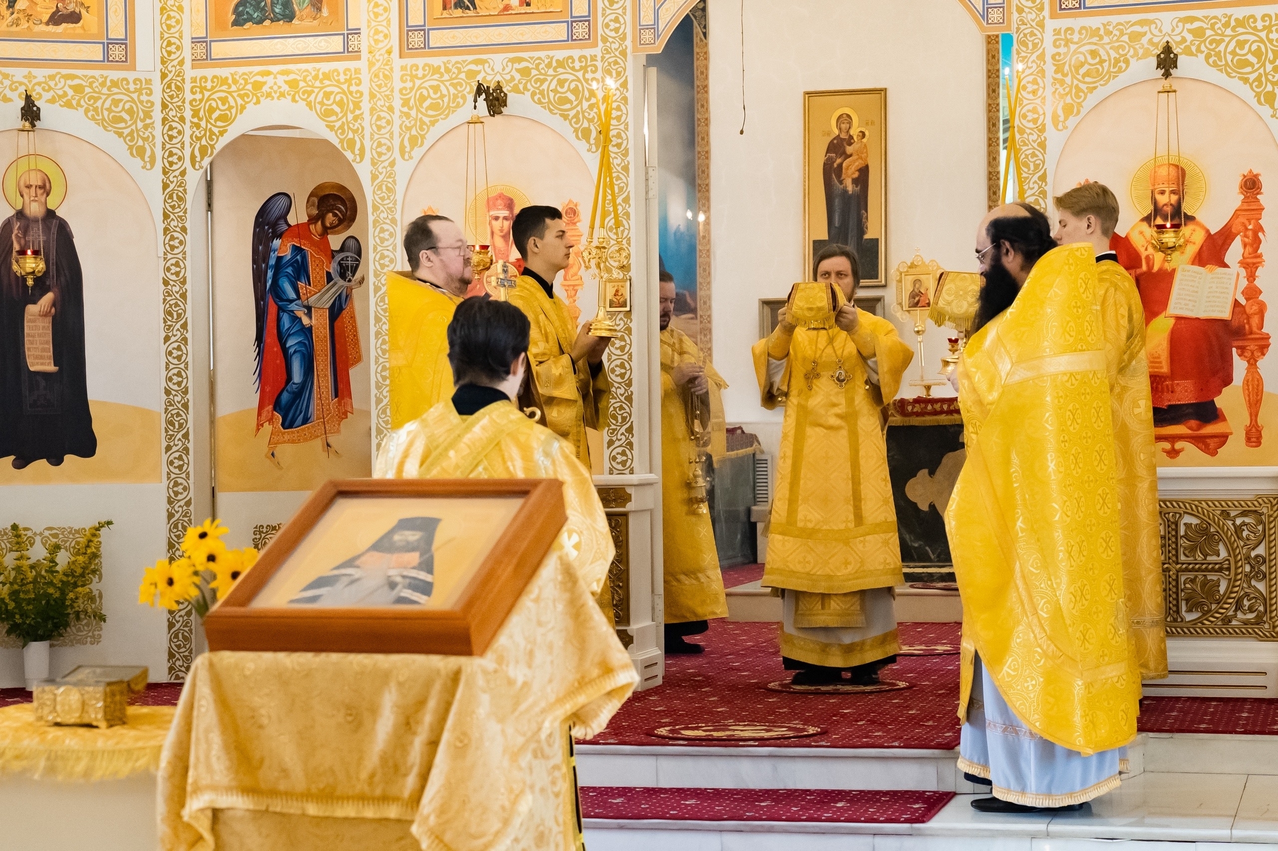 Богослужение в Серафимовском кафедральном соборе
