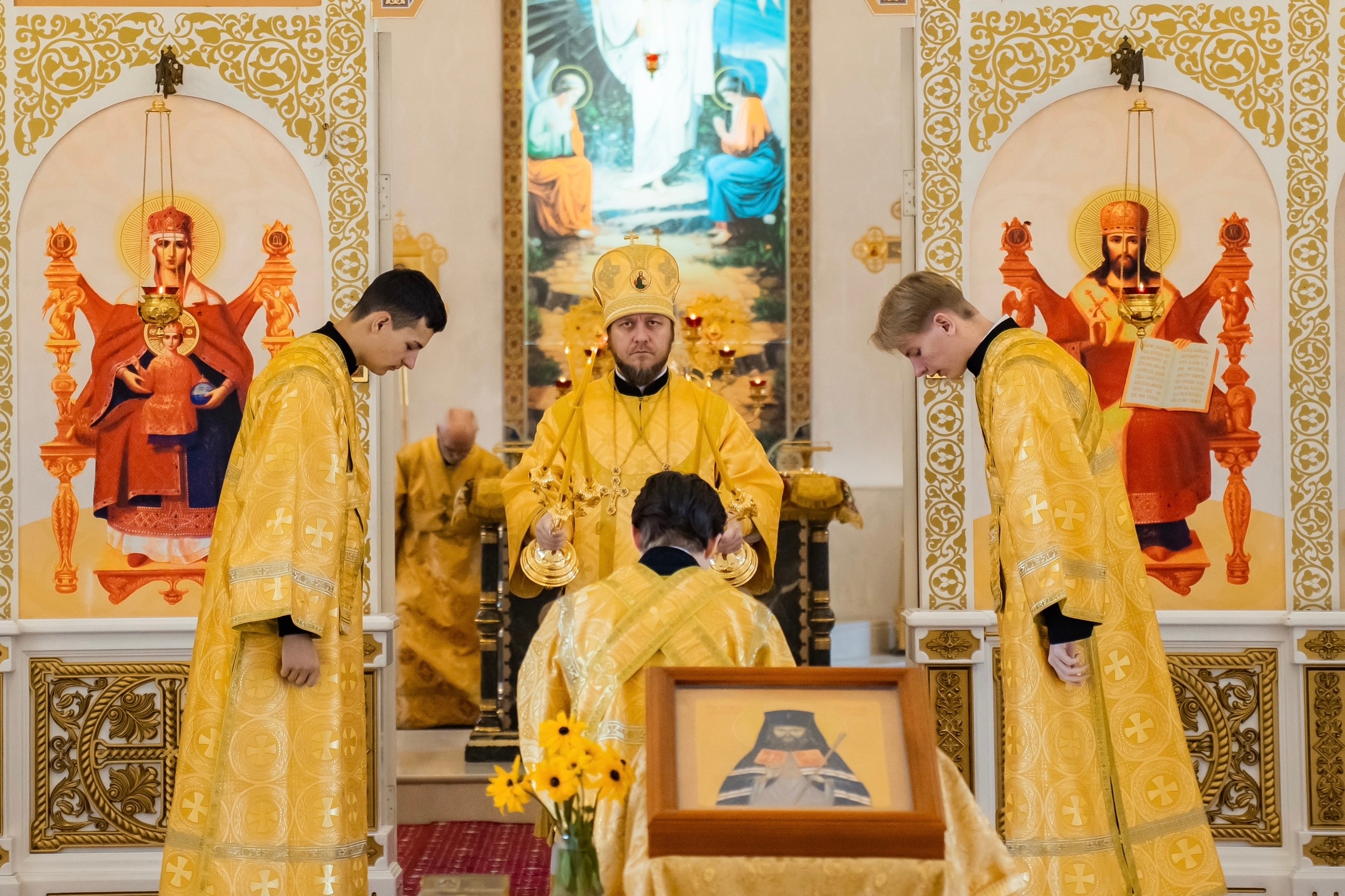 Богослужение в Серафимовском кафедральном соборе