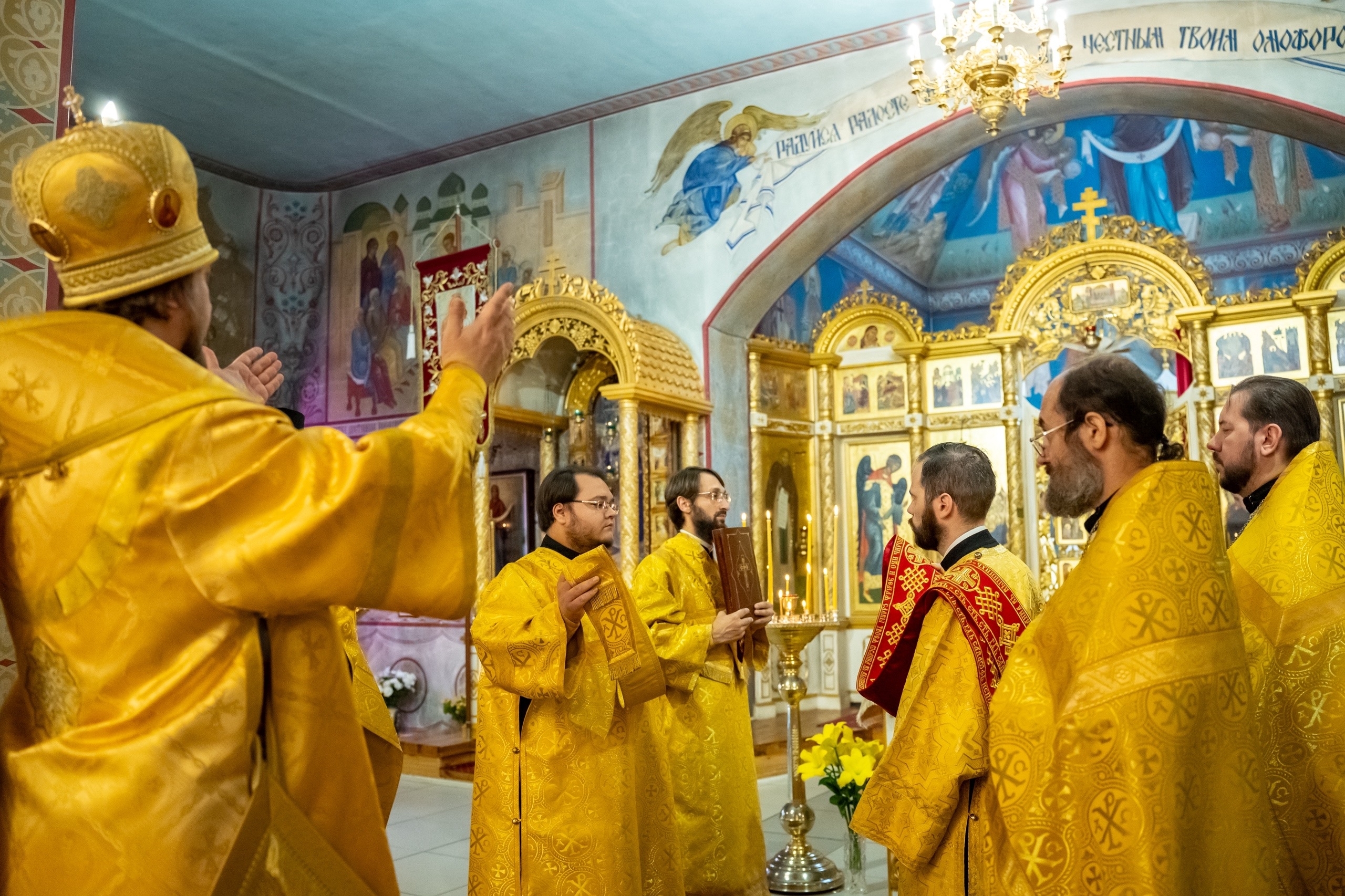 Литургия в пятницу 7-ой Недели по Пятидесятнице, св. равноап. Ольги, вел. княгини Российской в Серафимовском кафедральном соборе