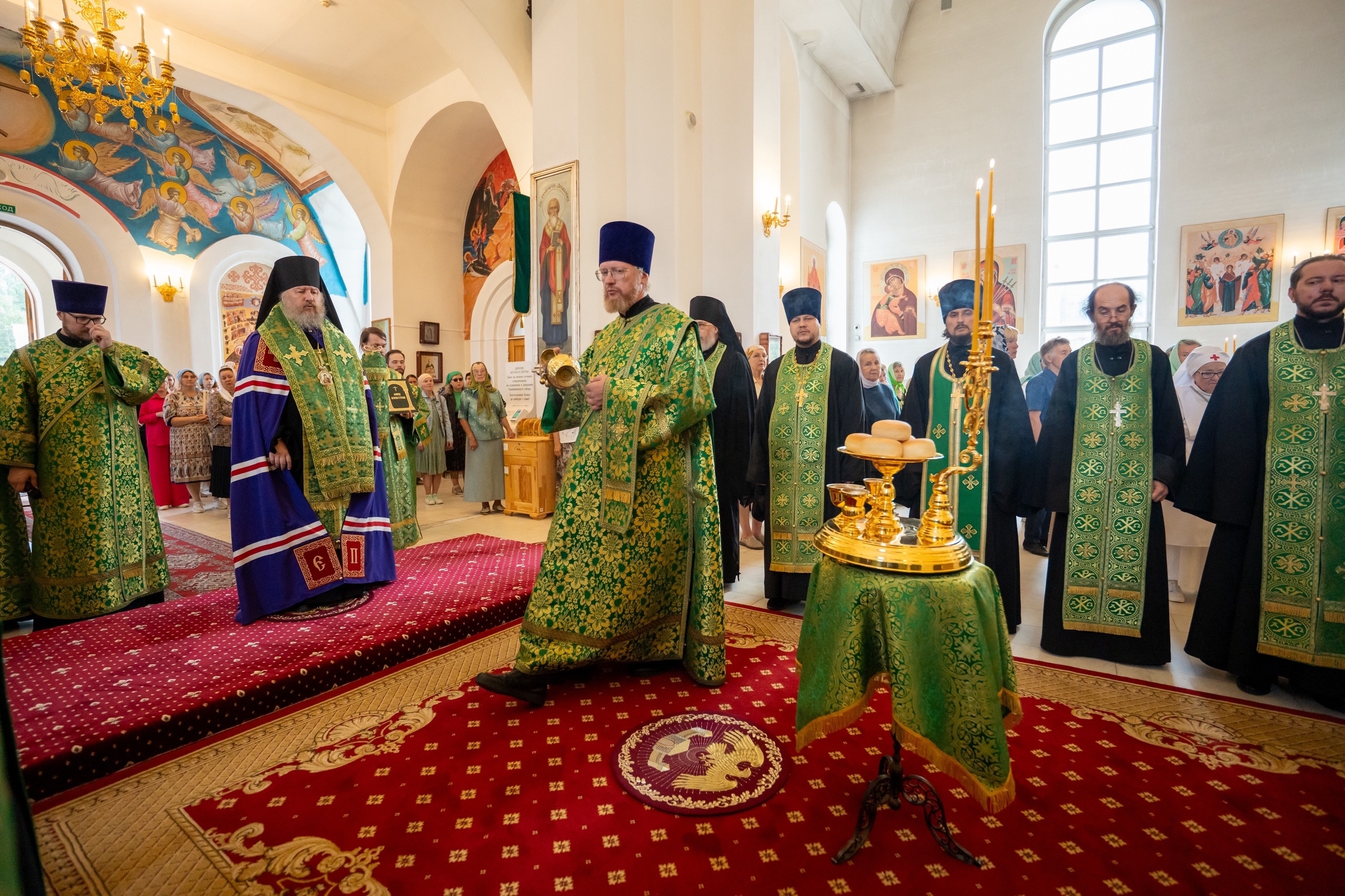 Всенощное бдение престольного праздника в Серафимовском кафедральном соборе