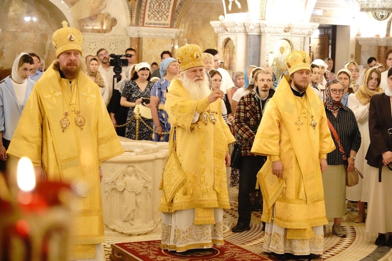 Литургия в кафедральном соборе Рождества Христова