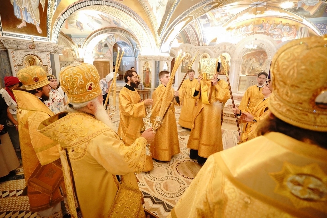 Литургия в кафедральном соборе Рождества Христова