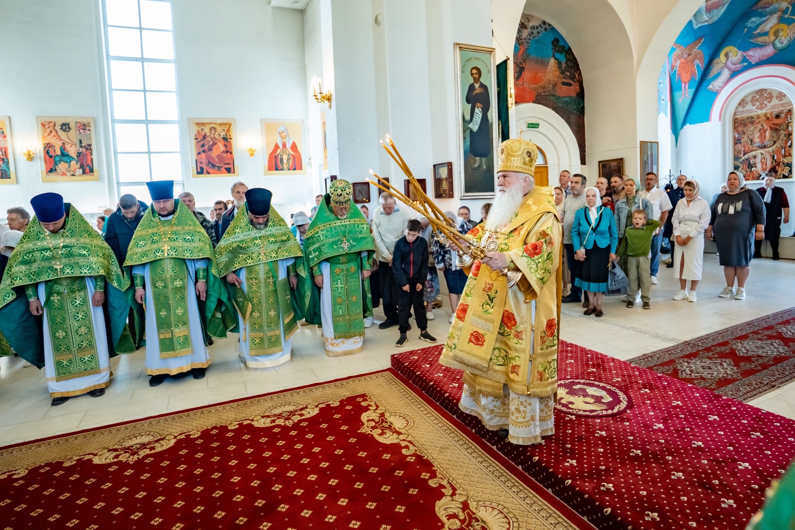 Престольный праздник в Серафимовском кафедральном соборе