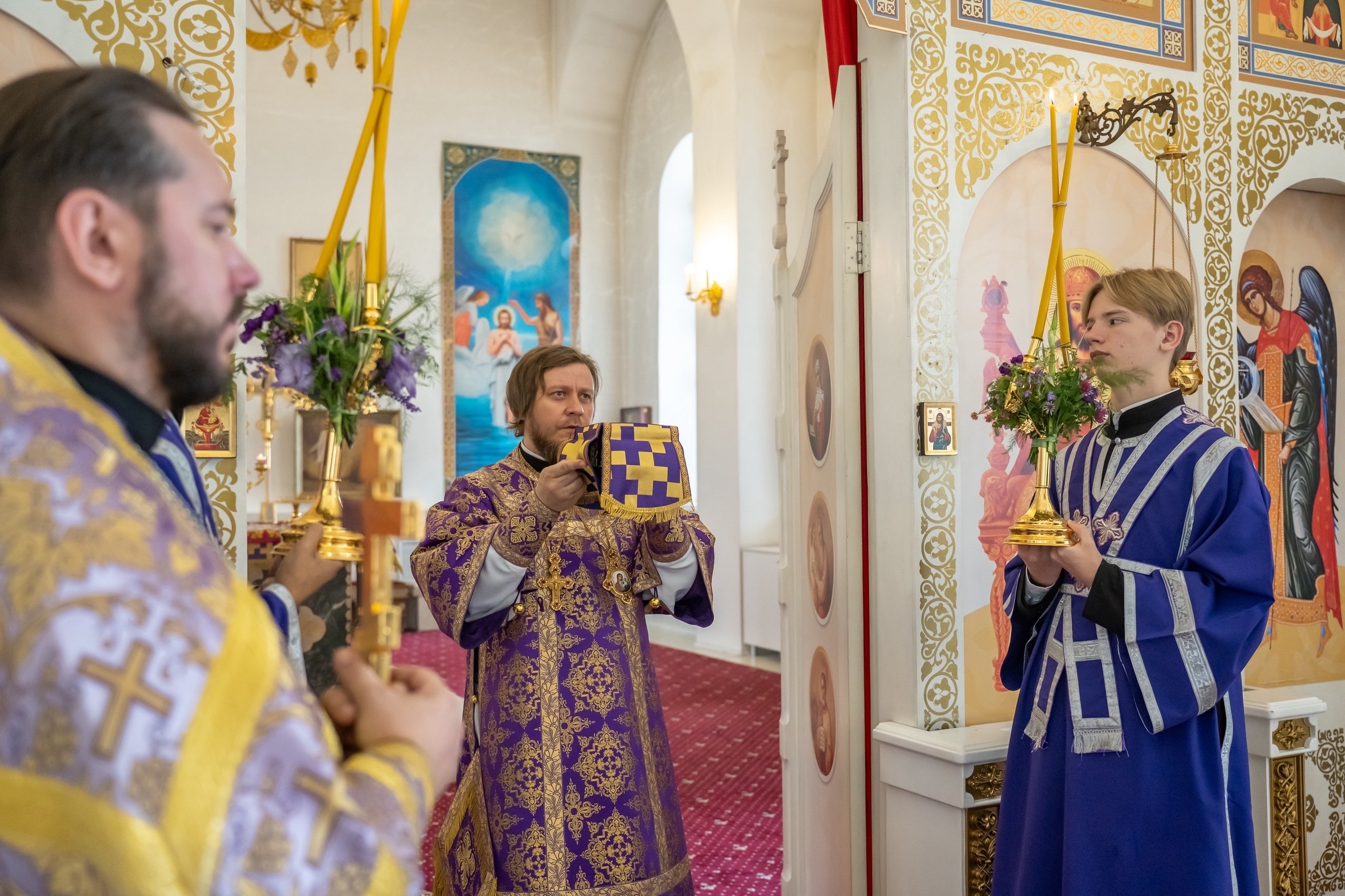 Литургия в пятницу 11-й седмицы по Пятидесятнице, Изнесение Честных Древ Животворящего Креста Господня