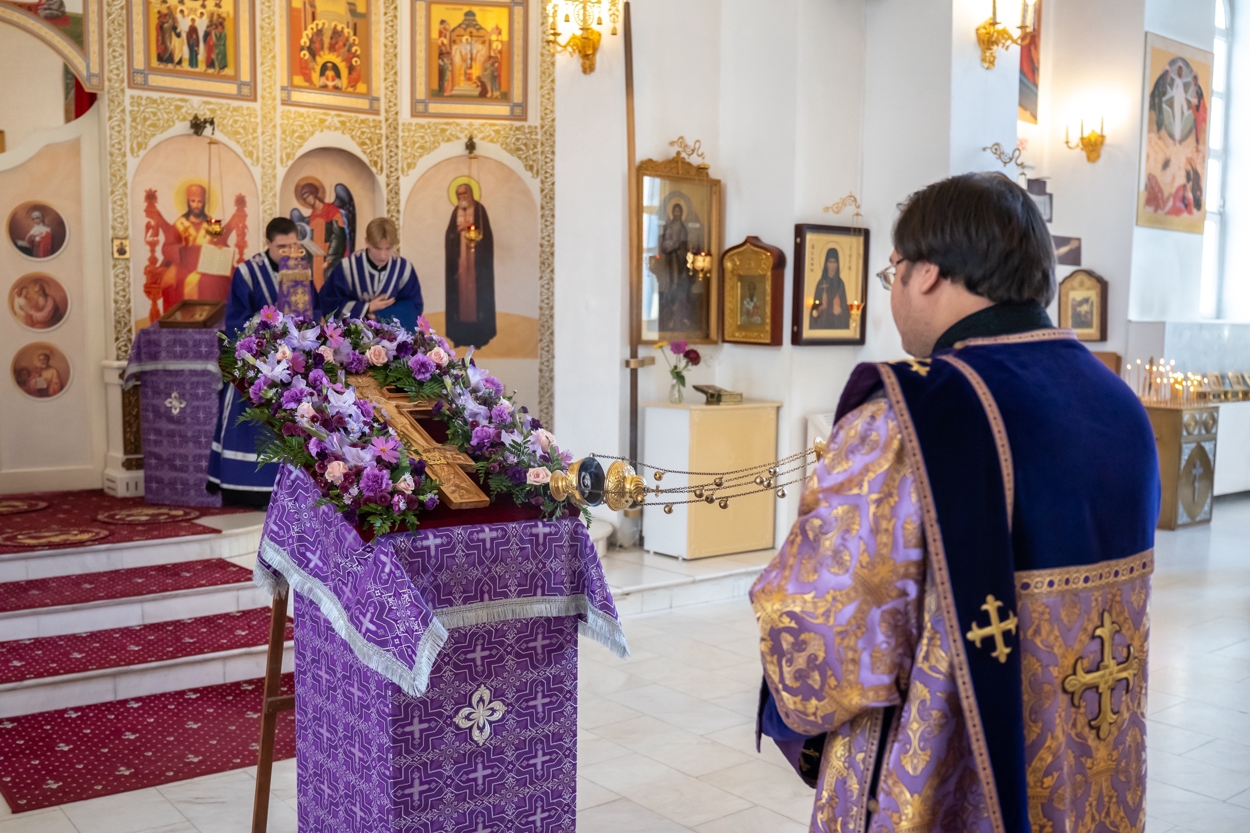 Литургия в пятницу 11-й седмицы по Пятидесятнице, Изнесение Честных Древ Животворящего Креста Господня