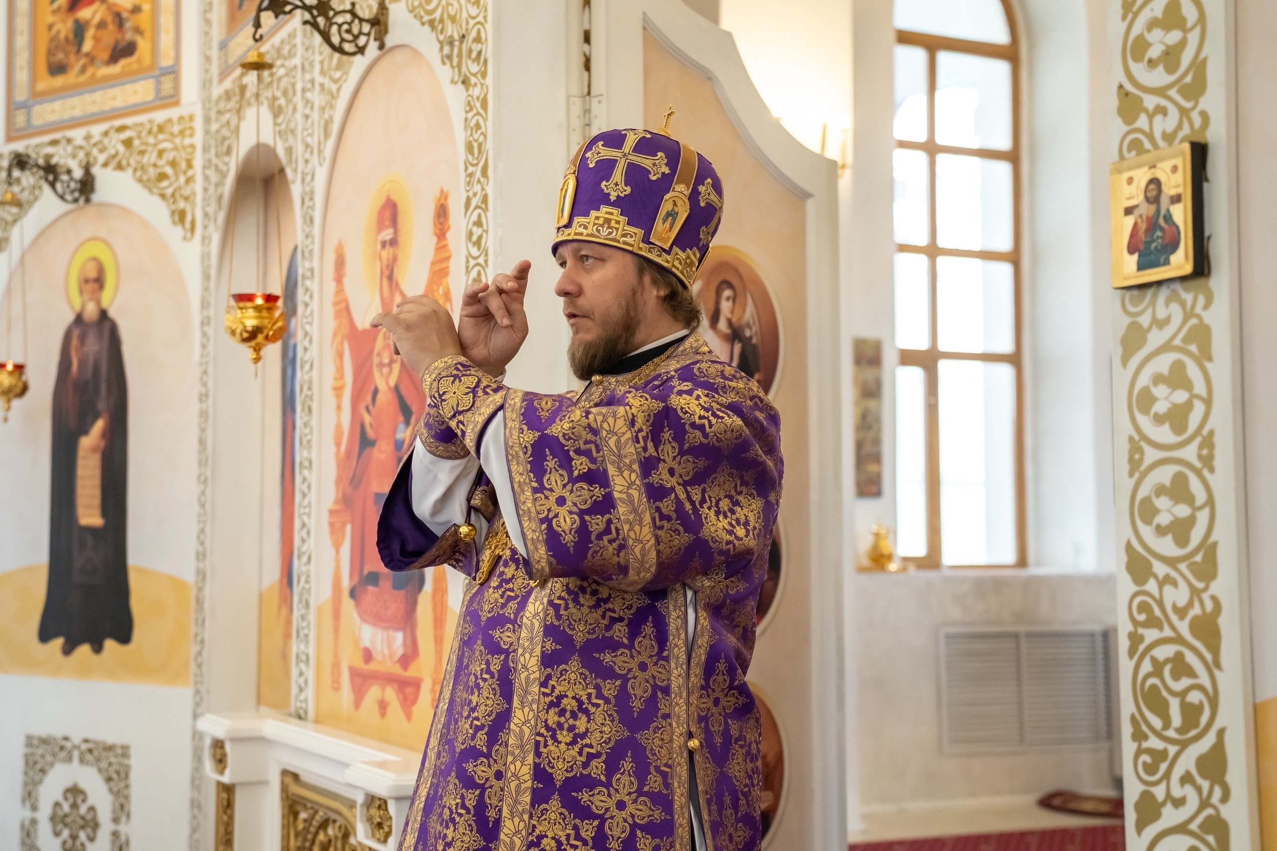 Литургия в пятницу 11-й седмицы по Пятидесятнице, Изнесение Честных Древ Животворящего Креста Господня