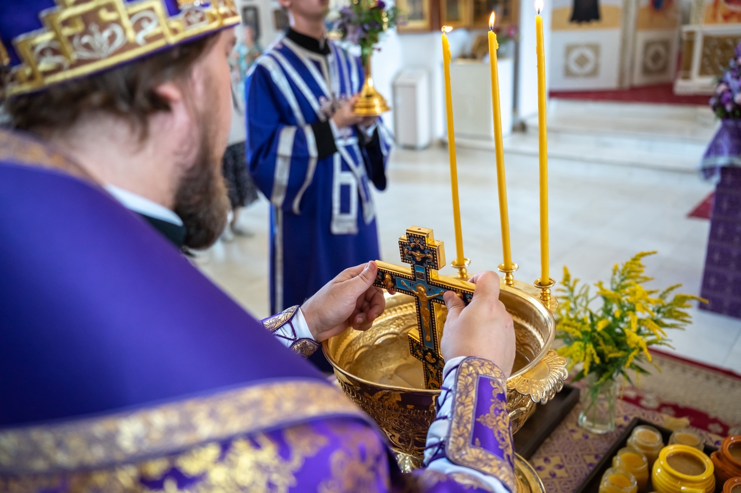 Литургия в пятницу 11-й седмицы по Пятидесятнице, Изнесение Честных Древ Животворящего Креста Господня