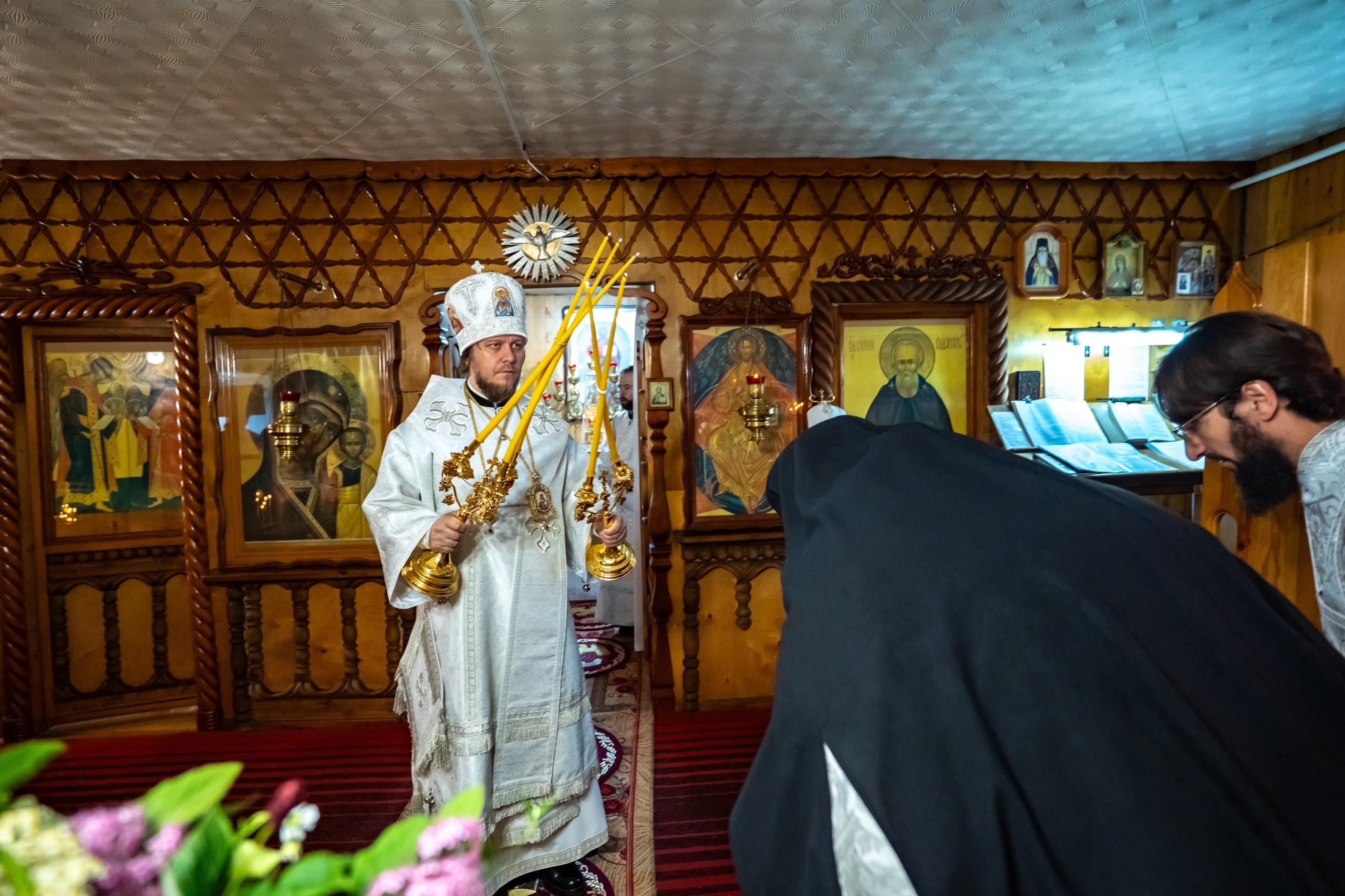 Литургия в Неделю 12-ю по Пятидесятнице, сщмчч. архидиакона Лаврентия в Сергиевском храме Воскресенского мужского монастыря п. Иструть
