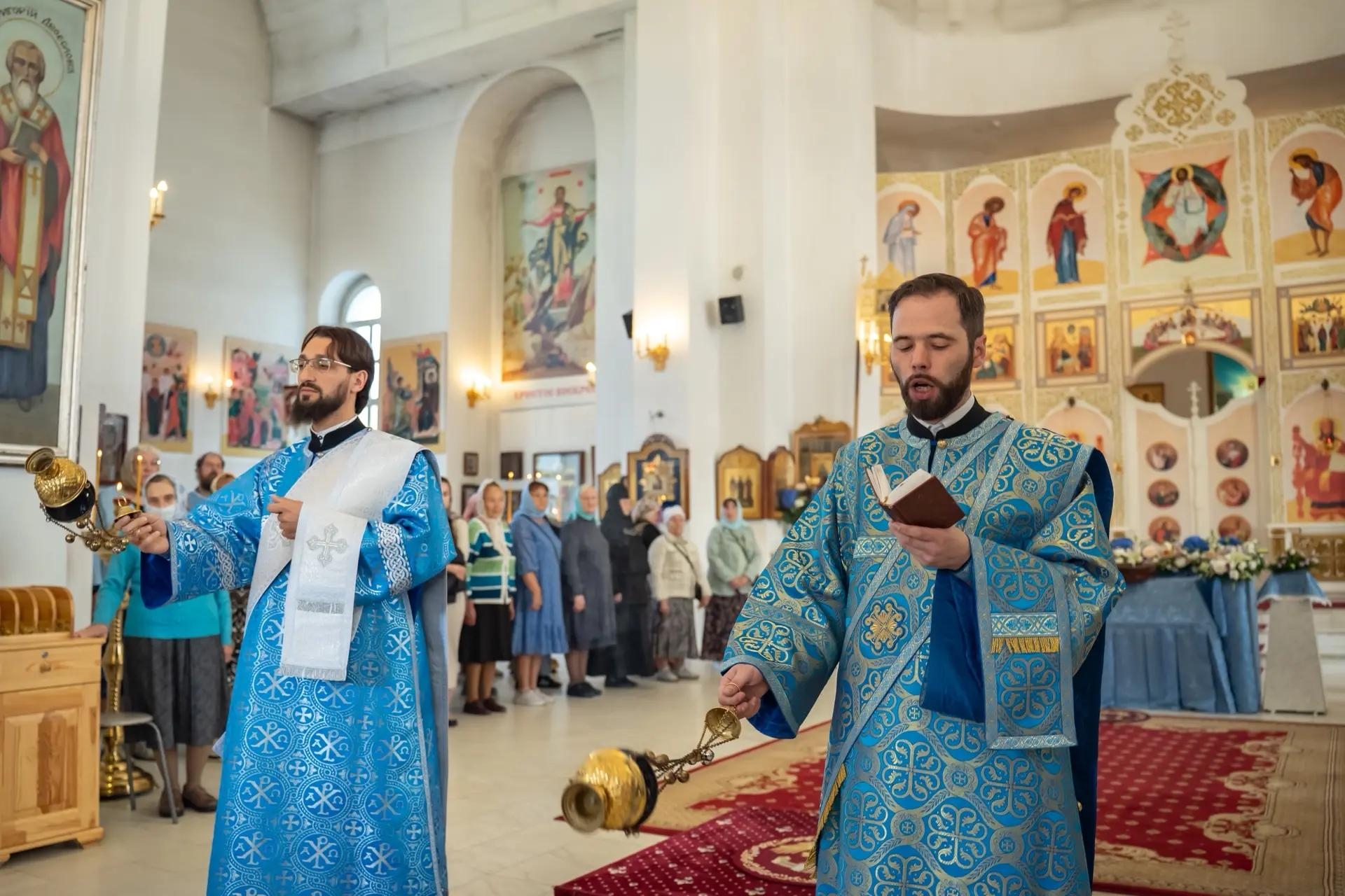 Всенощное бдение в канун Успения Пресвятой Владычицы нашей Богородицы и Приснодевы Марии с чином Погребения Плащаницы