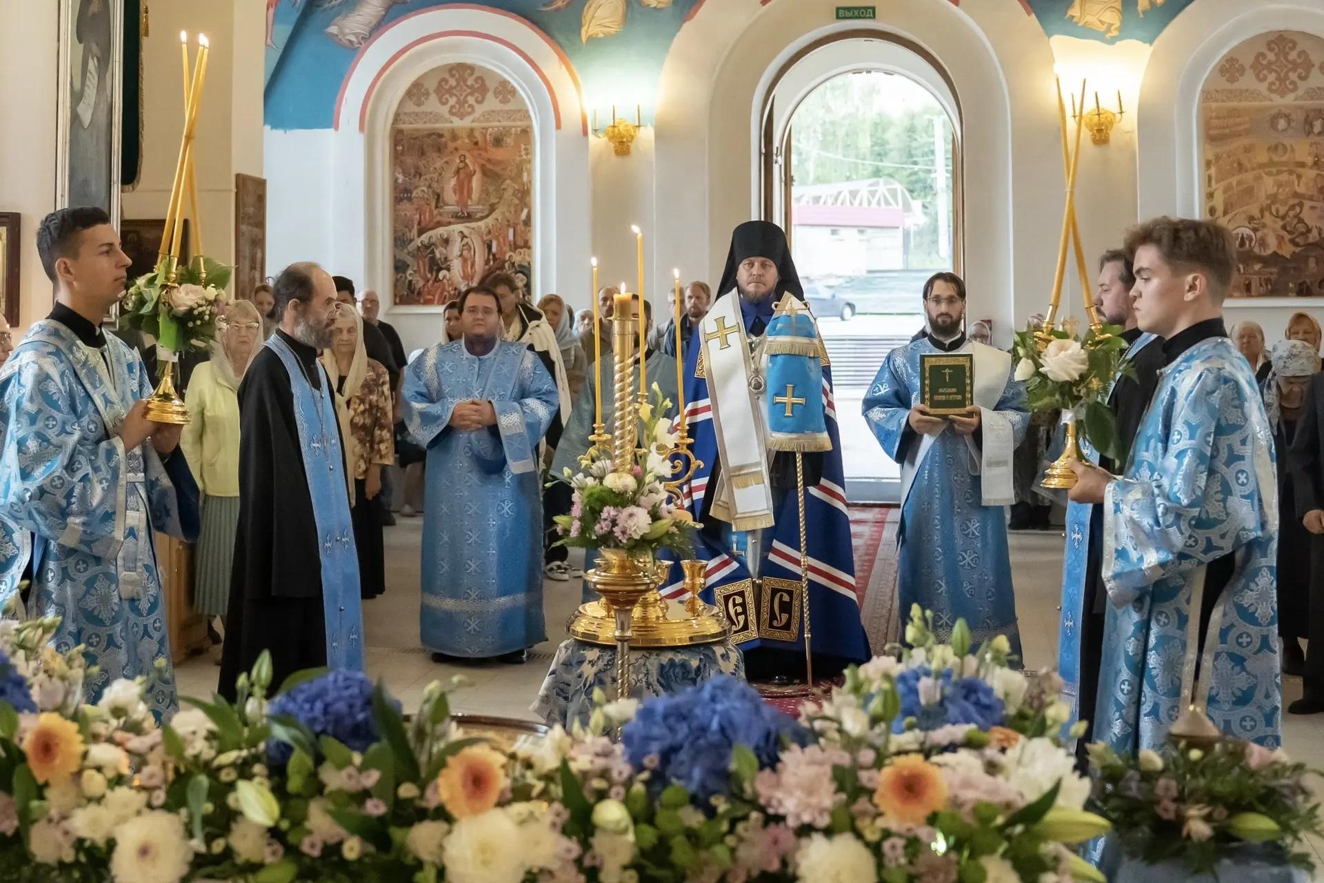 Всенощное бдение в канун Успения Пресвятой Владычицы нашей Богородицы и Приснодевы Марии с чином Погребения Плащаницы