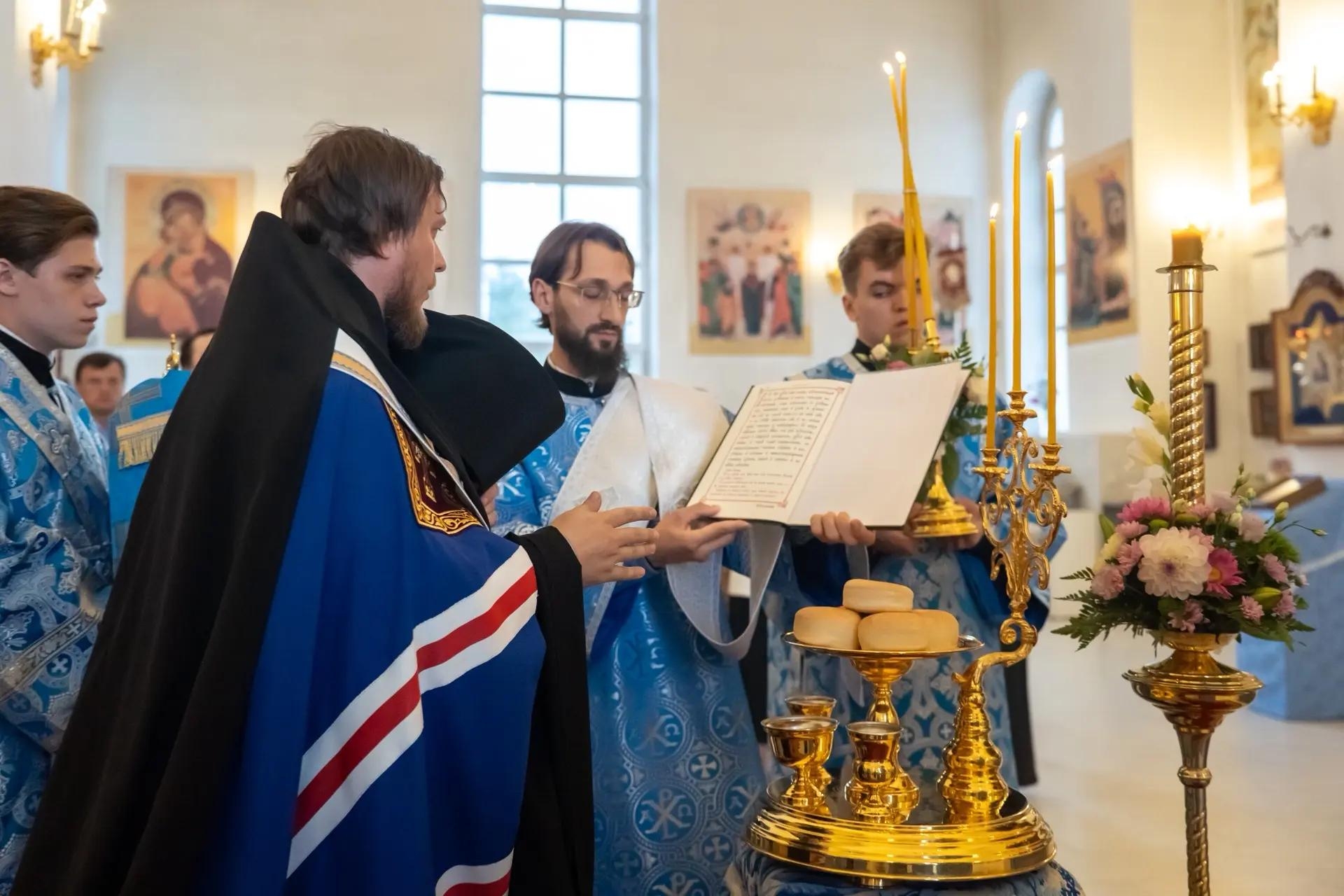 Всенощное бдение в канун Успения Пресвятой Владычицы нашей Богородицы и Приснодевы Марии с чином Погребения Плащаницы