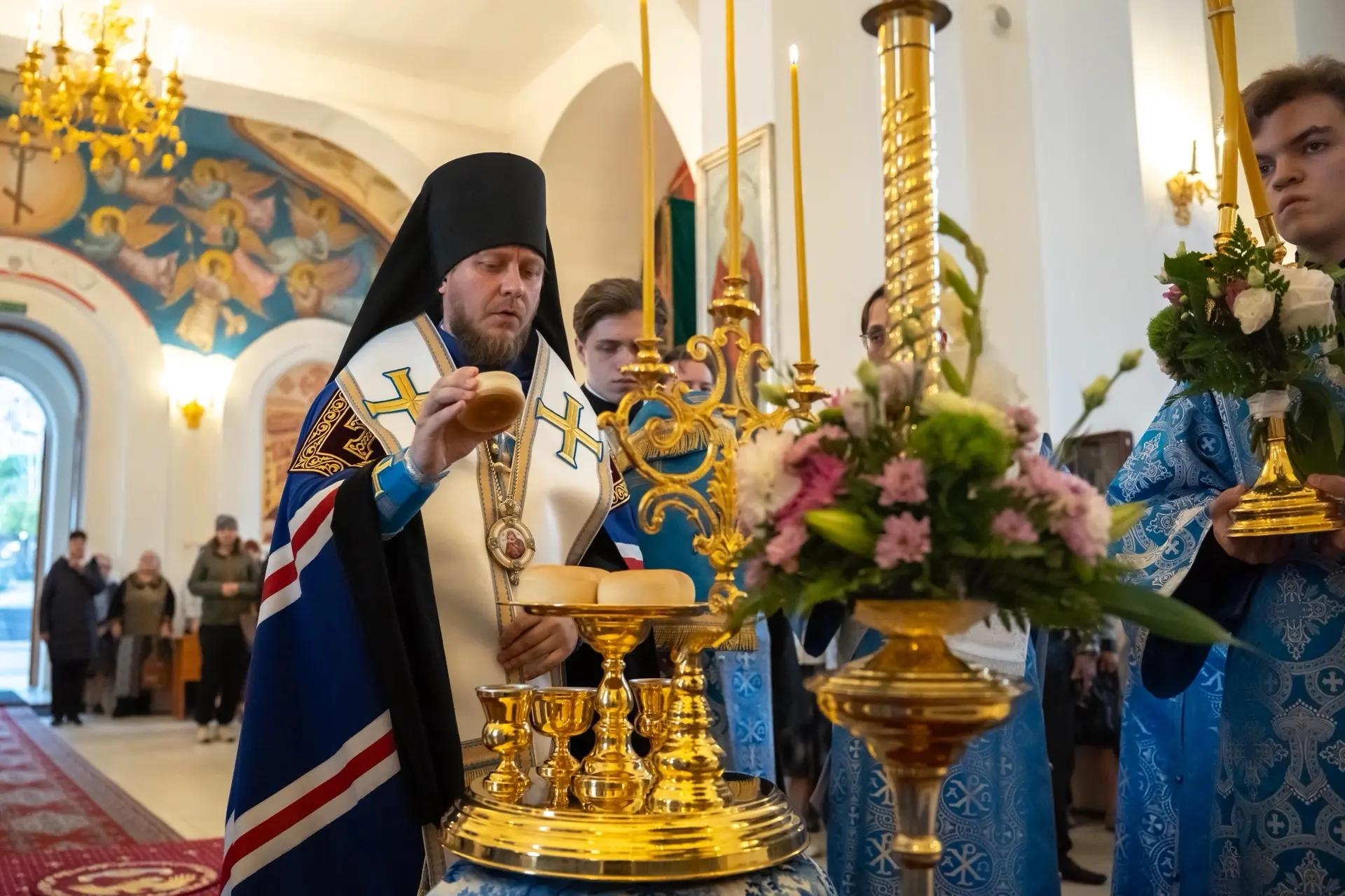 Всенощное бдение в канун Успения Пресвятой Владычицы нашей Богородицы и Приснодевы Марии с чином Погребения Плащаницы