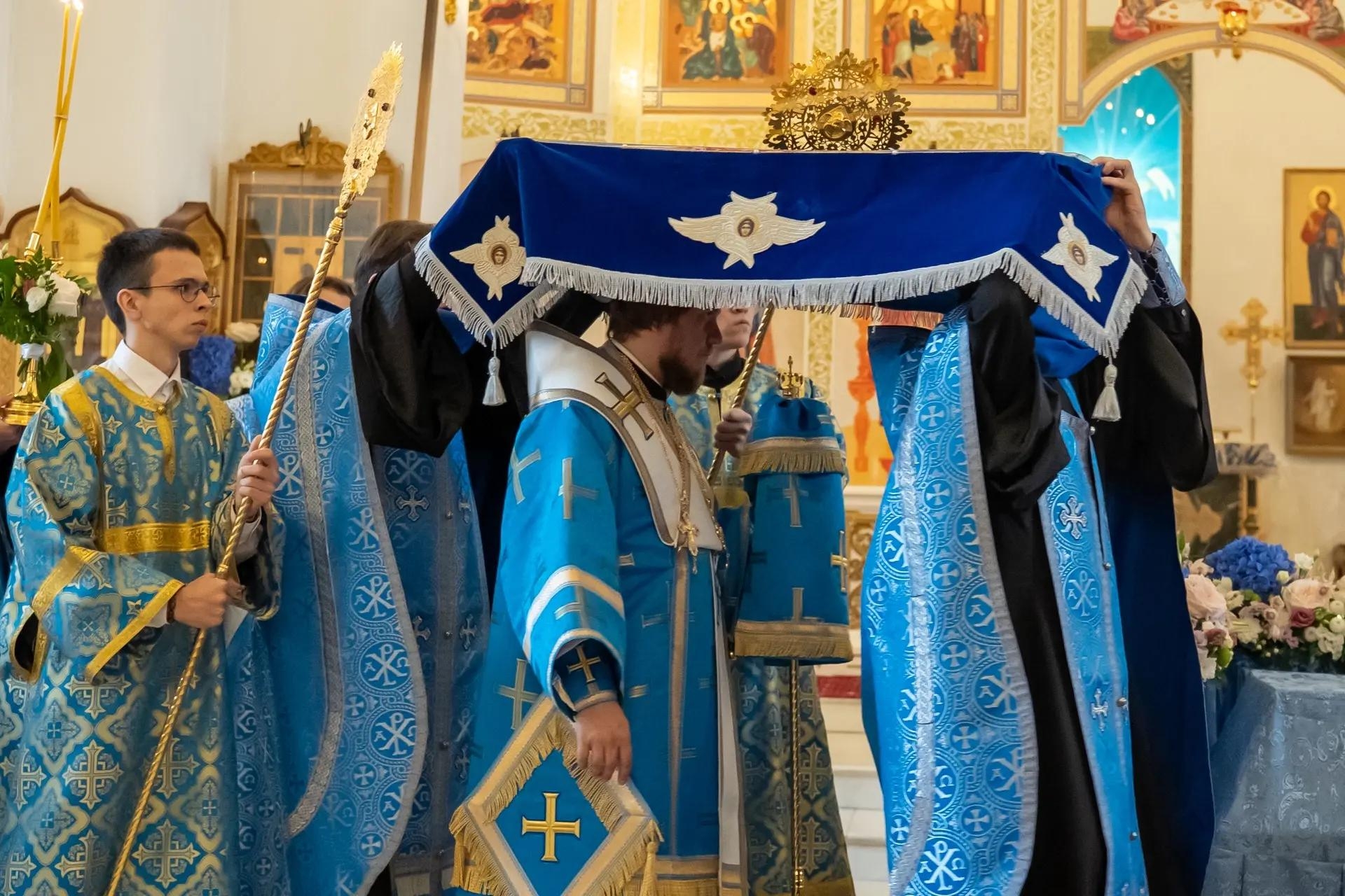 Всенощное бдение в канун Успения Пресвятой Владычицы нашей Богородицы и Приснодевы Марии с чином Погребения Плащаницы