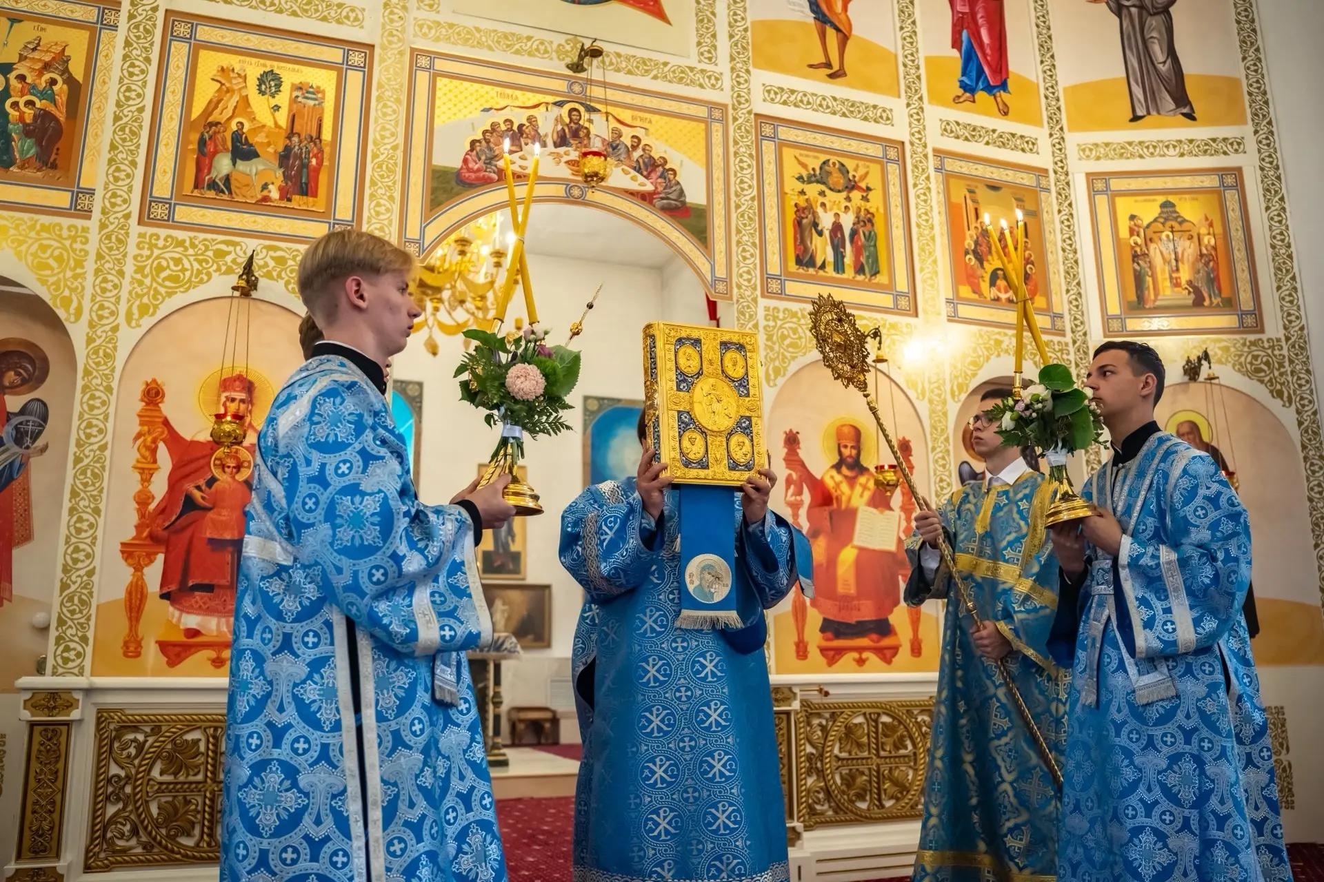 Всенощное бдение в канун Успения Пресвятой Владычицы нашей Богородицы и Приснодевы Марии с чином Погребения Плащаницы