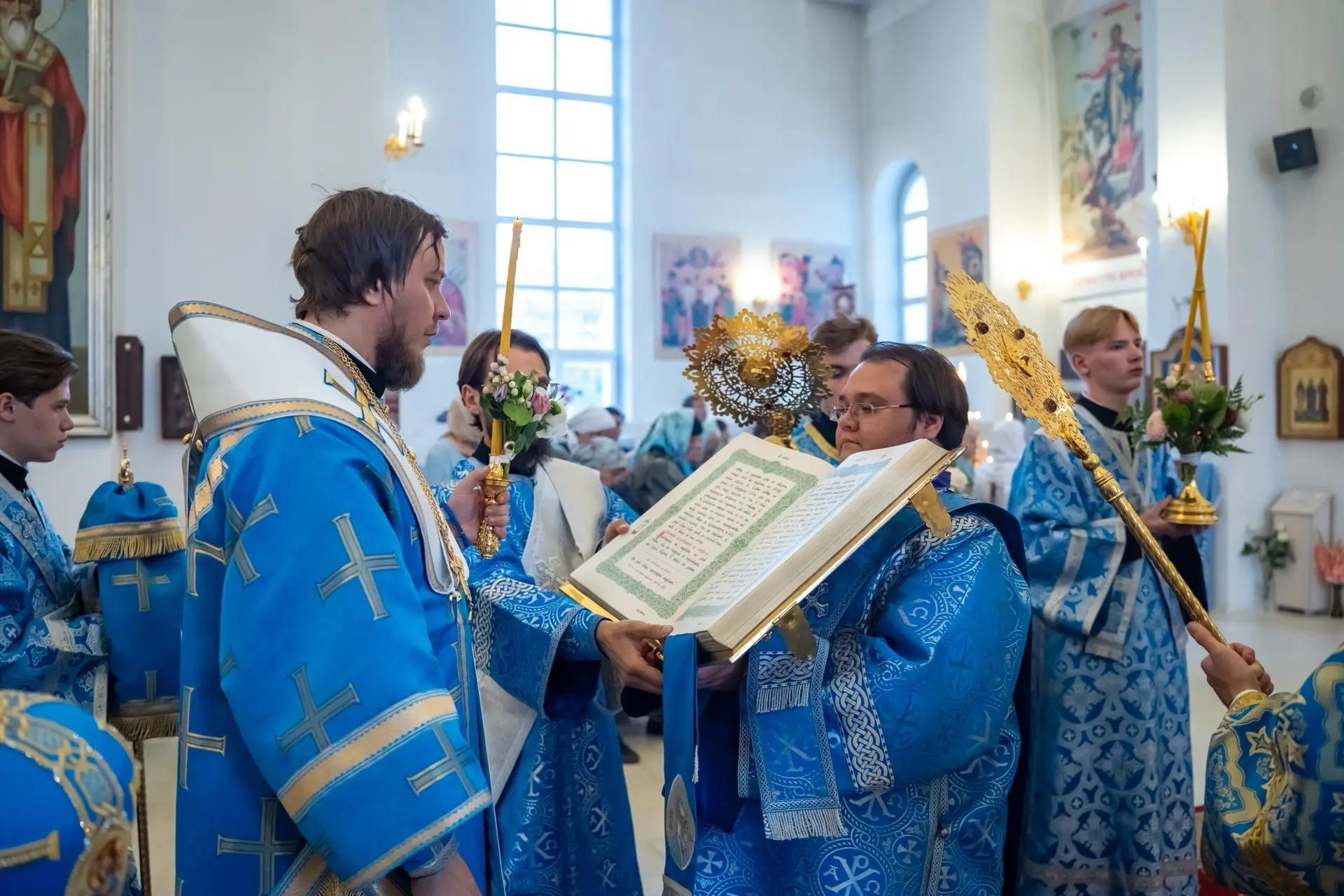 Всенощное бдение в канун Успения Пресвятой Владычицы нашей Богородицы и Приснодевы Марии с чином Погребения Плащаницы