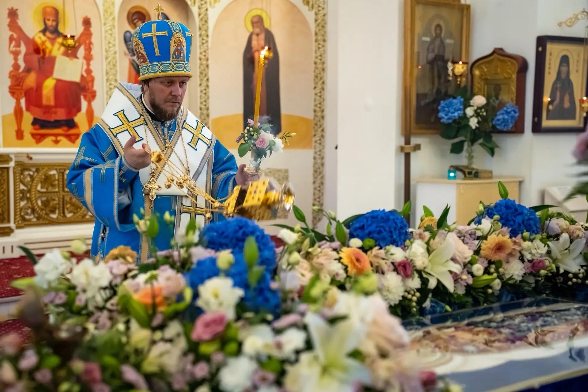 Всенощное бдение в канун Успения Пресвятой Владычицы нашей Богородицы и Приснодевы Марии с чином Погребения Плащаницы