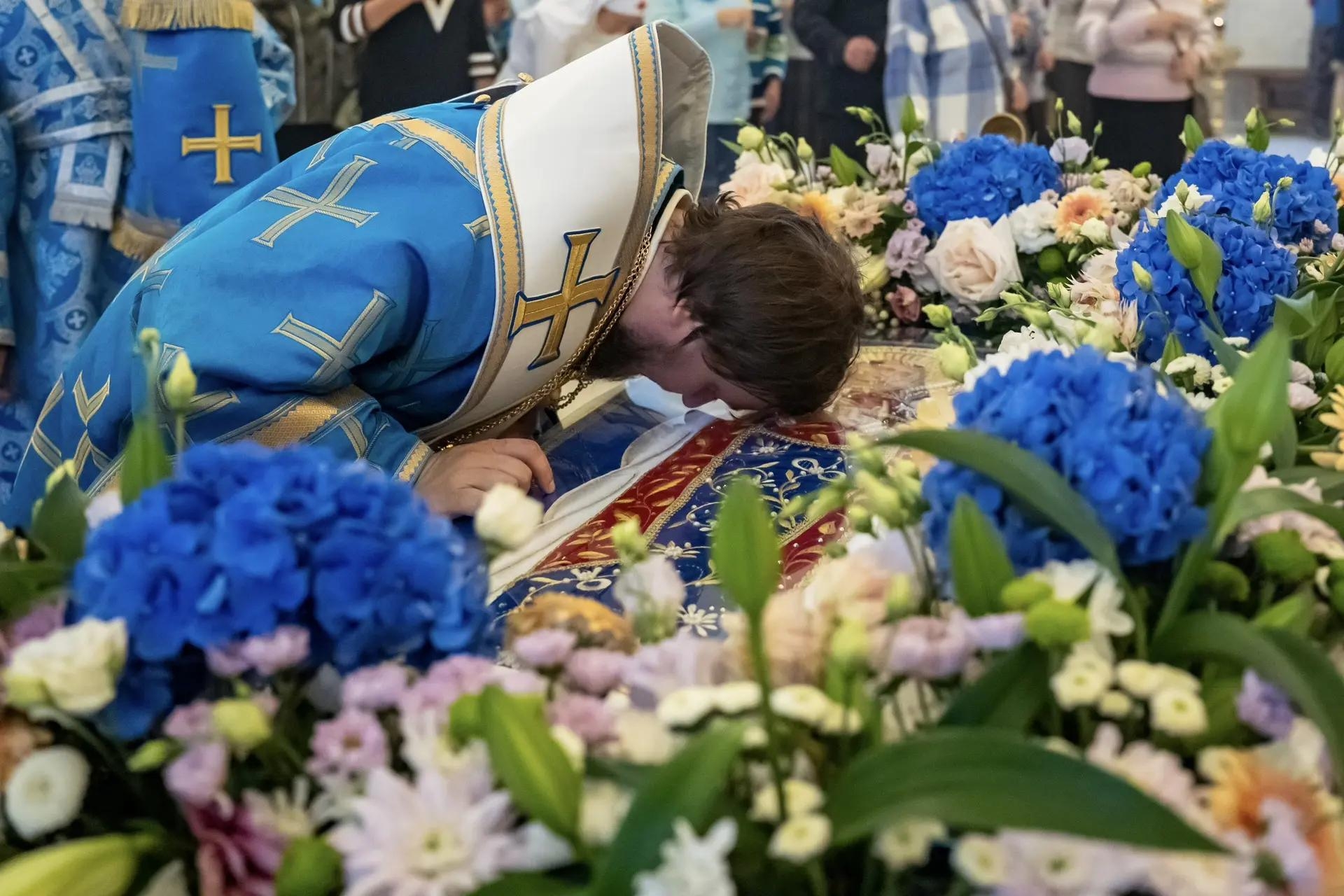 Всенощное бдение в канун Успения Пресвятой Владычицы нашей Богородицы и Приснодевы Марии с чином Погребения Плащаницы