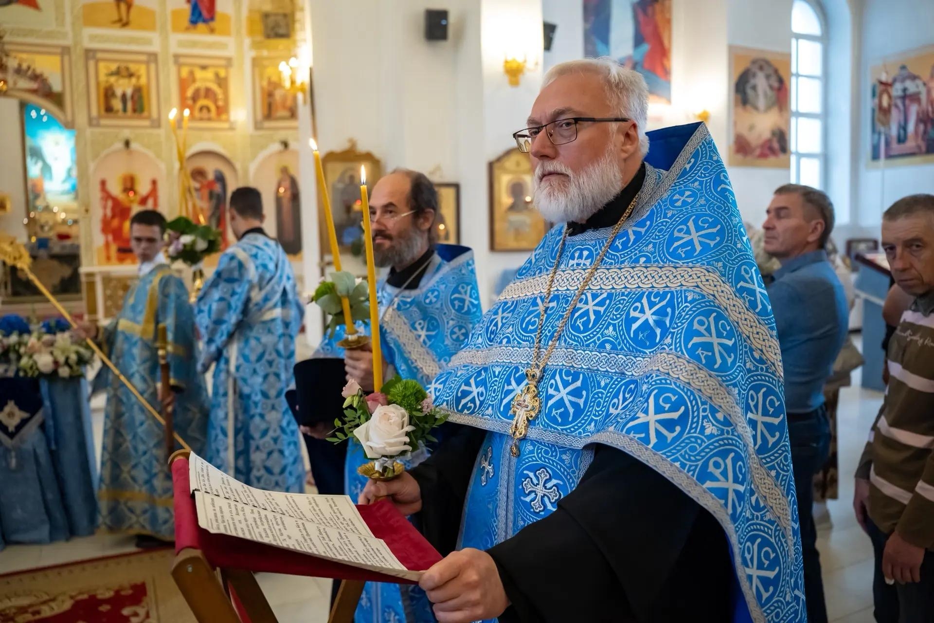 Всенощное бдение в канун Успения Пресвятой Владычицы нашей Богородицы и Приснодевы Марии с чином Погребения Плащаницы