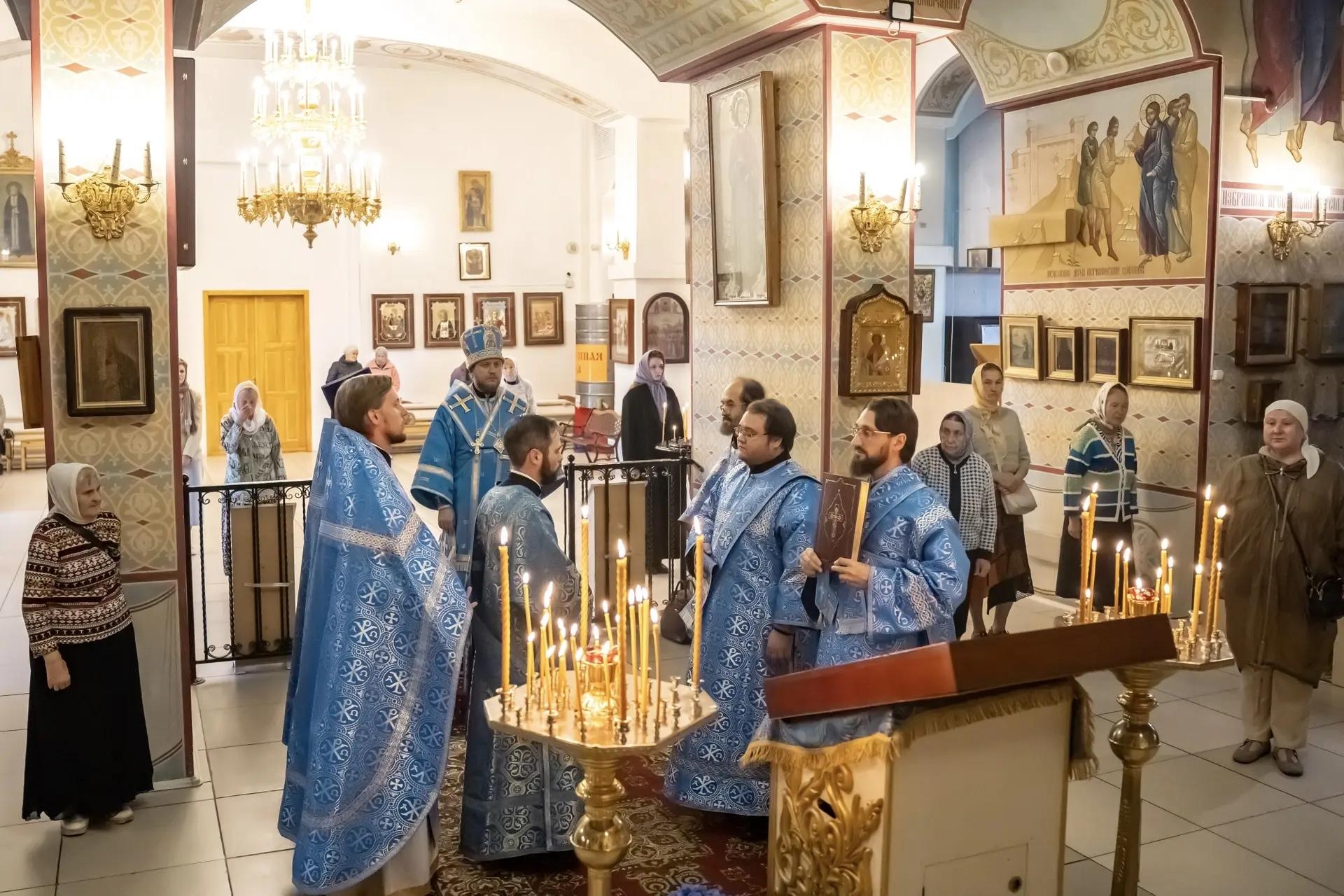 Литургия в понедельник 14-й седмицы по Пятидесятнице, иконы Божией Матери «Всецарица»