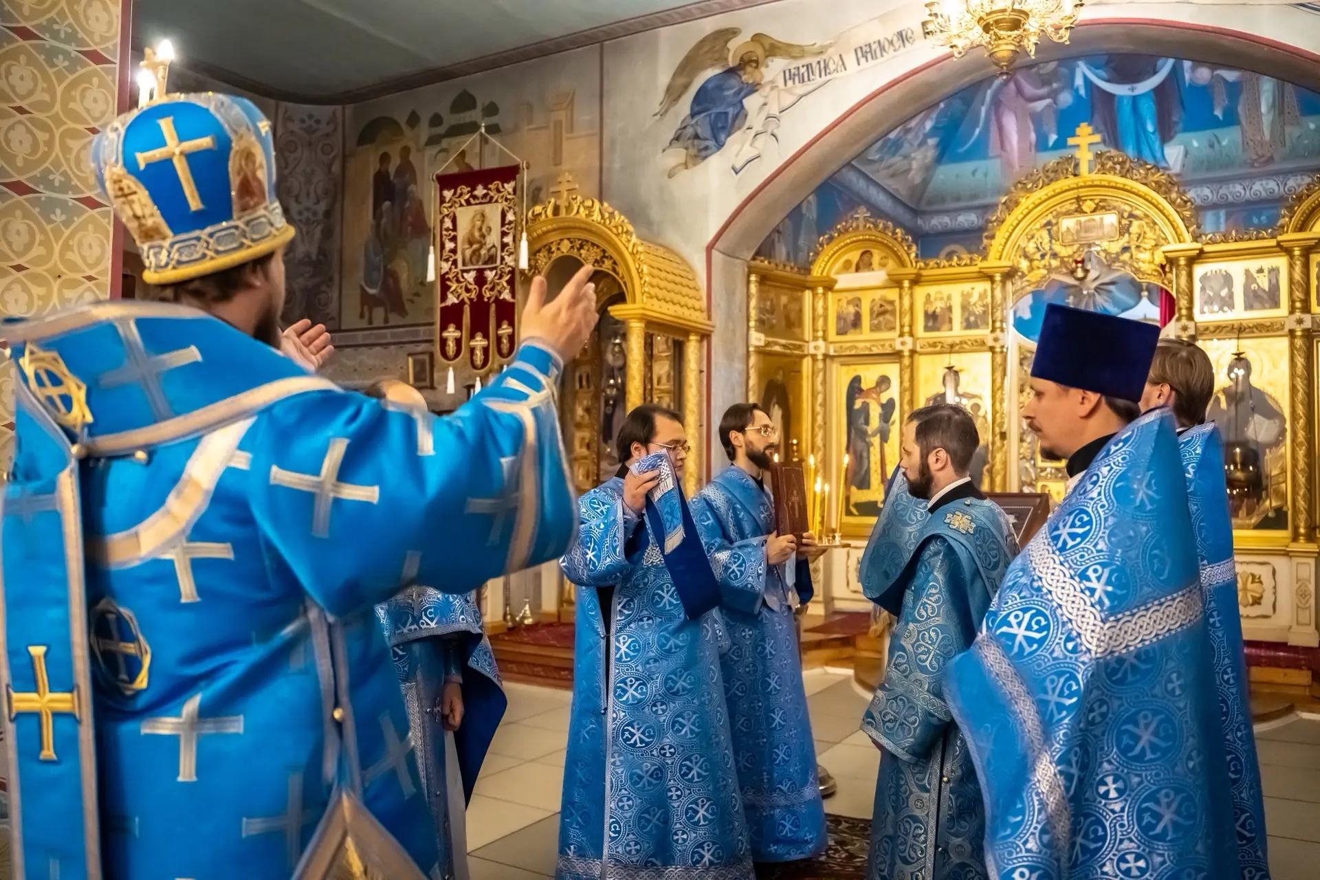 Литургия в понедельник 14-й седмицы по Пятидесятнице, иконы Божией Матери «Всецарица»