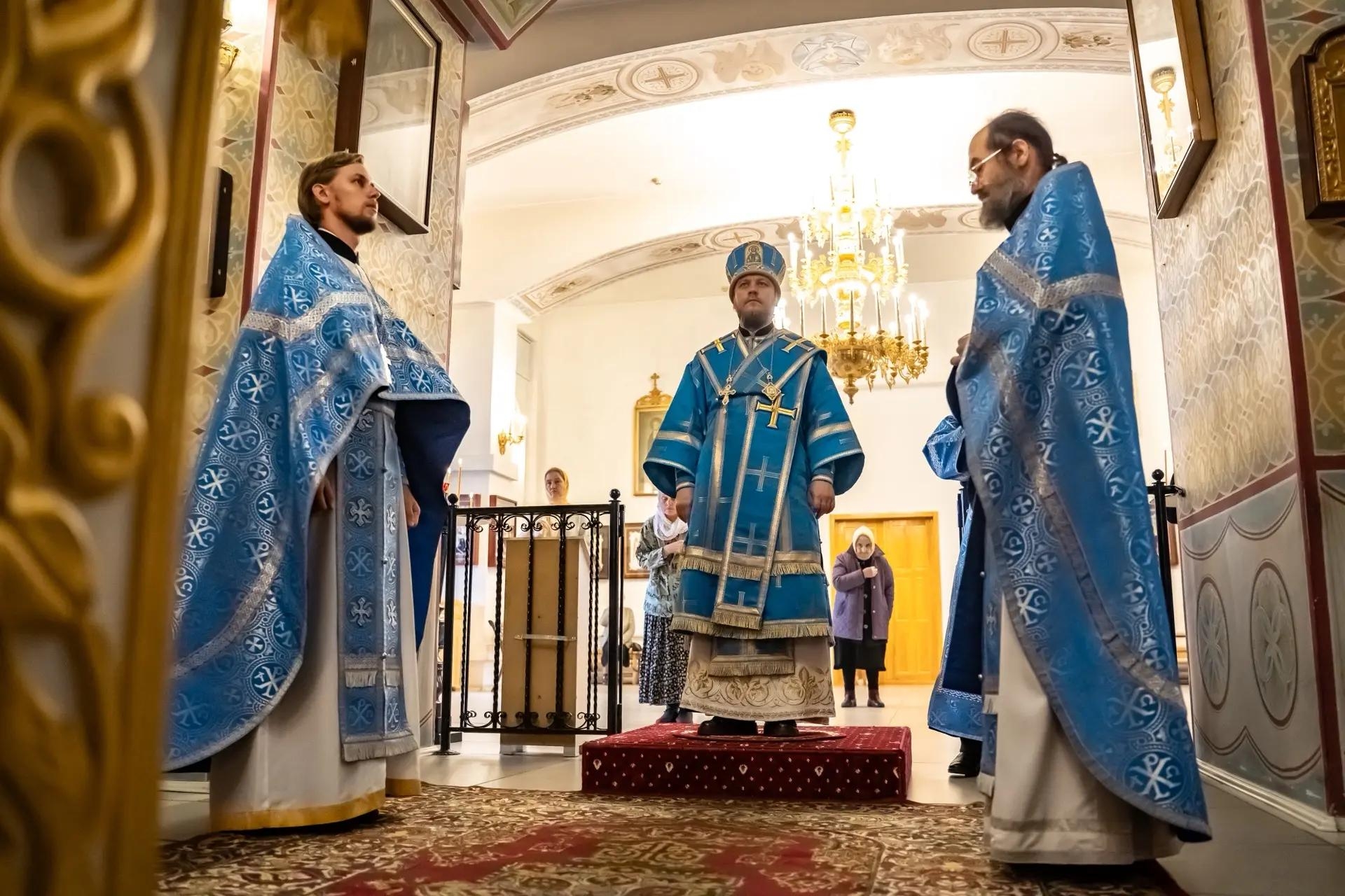 Литургия в понедельник 14-й седмицы по Пятидесятнице, иконы Божией Матери «Всецарица»