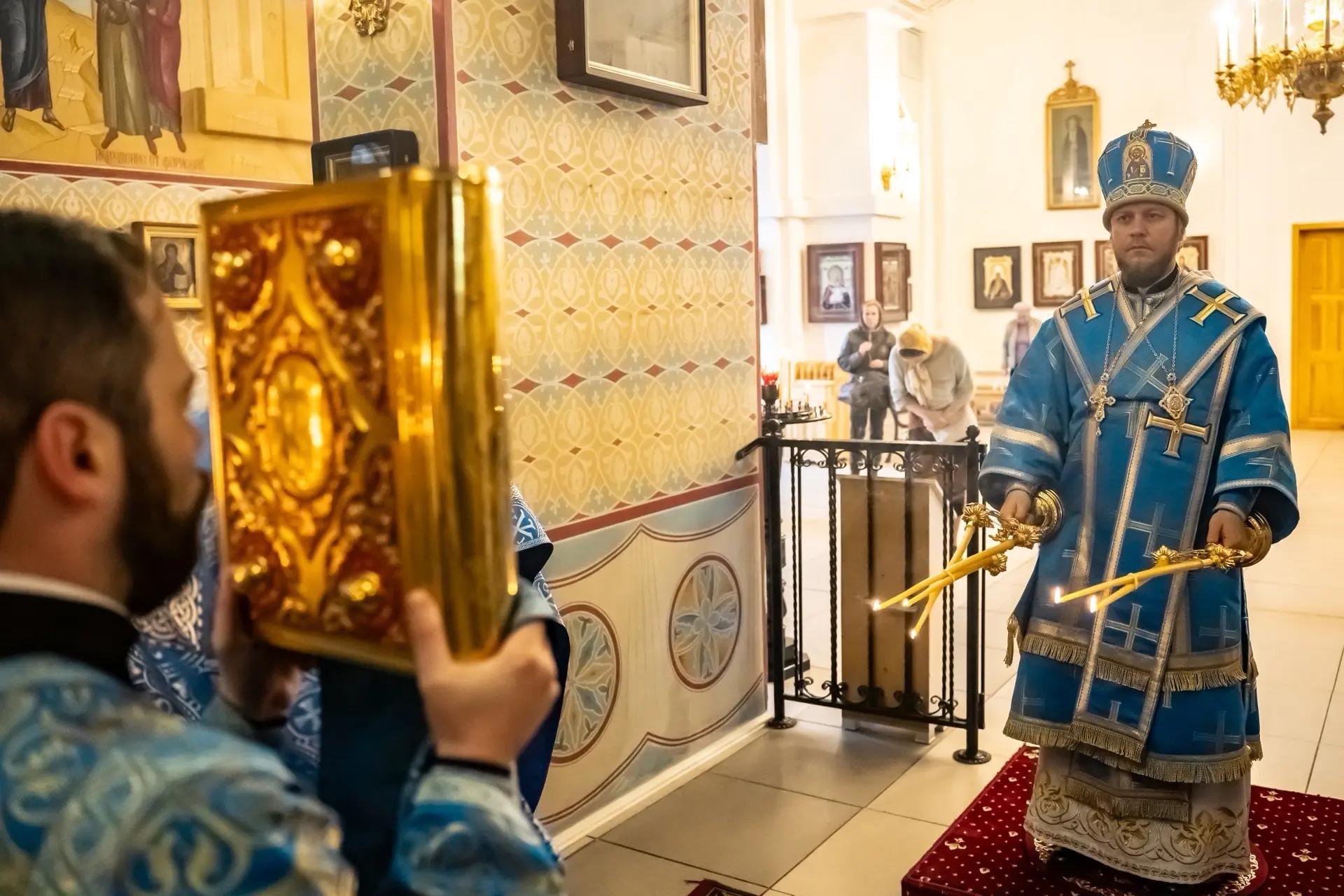 Литургия в понедельник 14-й седмицы по Пятидесятнице, иконы Божией Матери «Всецарица»