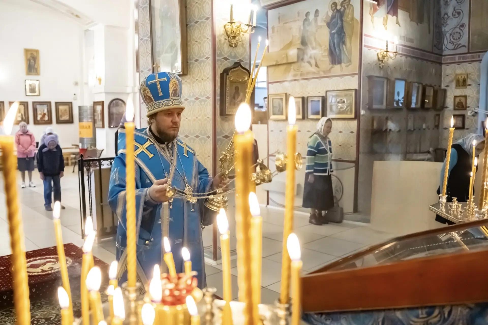 Литургия в понедельник 14-й седмицы по Пятидесятнице, иконы Божией Матери «Всецарица»