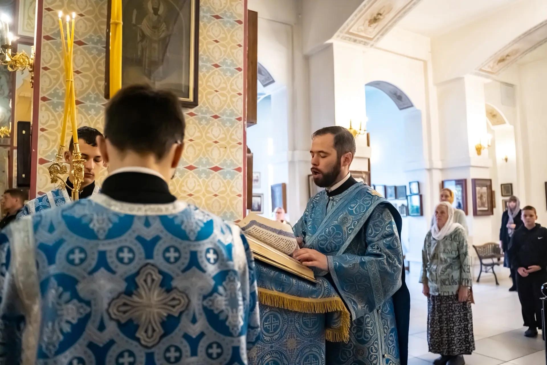 Литургия в понедельник 14-й седмицы по Пятидесятнице, иконы Божией Матери «Всецарица»