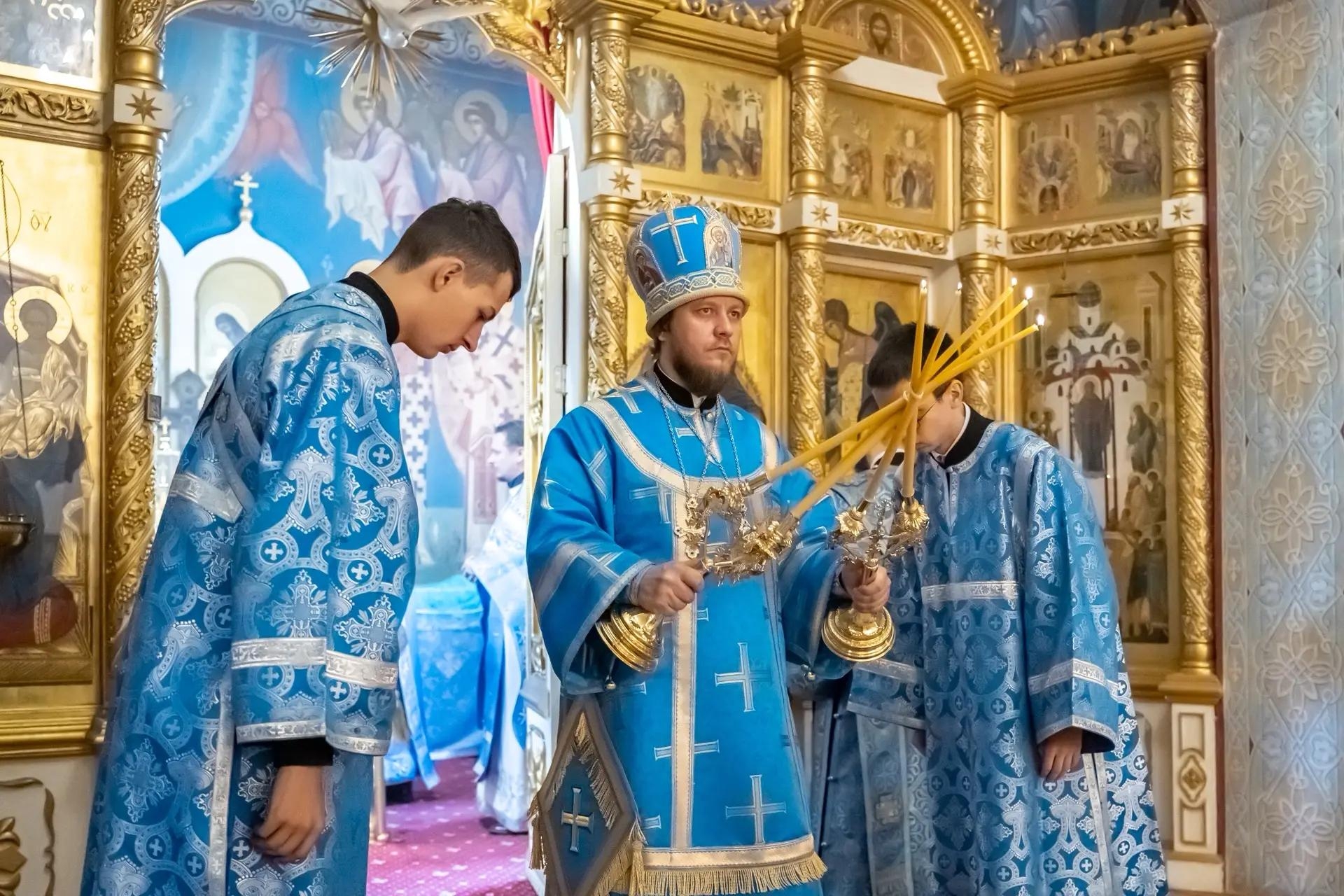 Литургия в понедельник 14-й седмицы по Пятидесятнице, иконы Божией Матери «Всецарица»