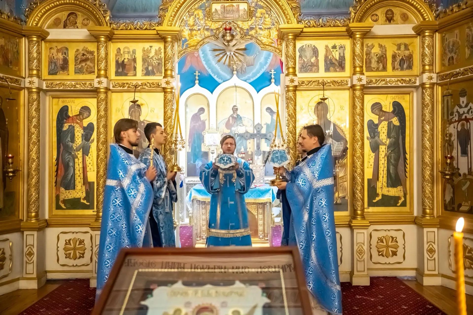 Литургия в понедельник 14-й седмицы по Пятидесятнице, иконы Божией Матери «Всецарица»