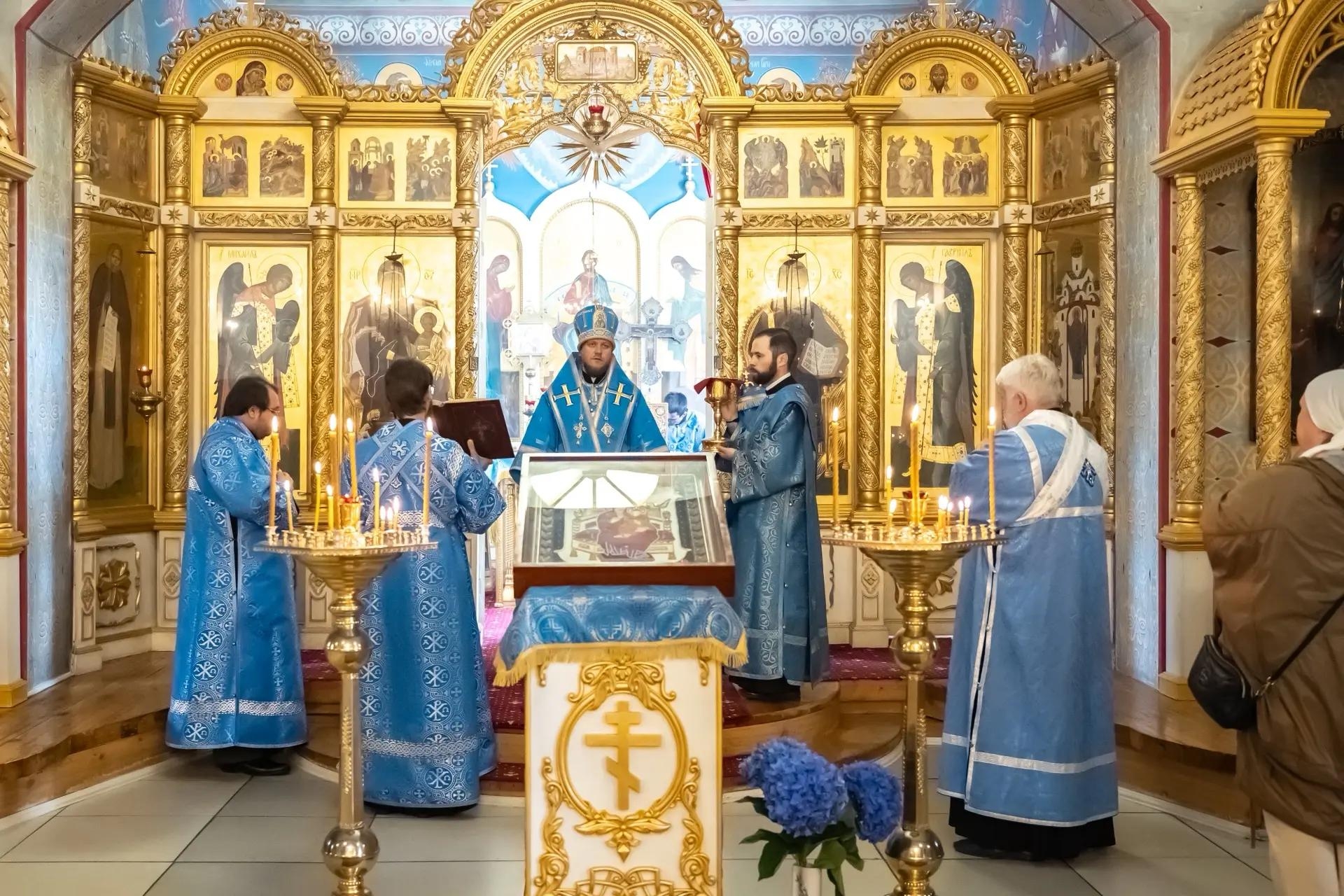 Литургия в понедельник 14-й седмицы по Пятидесятнице, иконы Божией Матери «Всецарица»