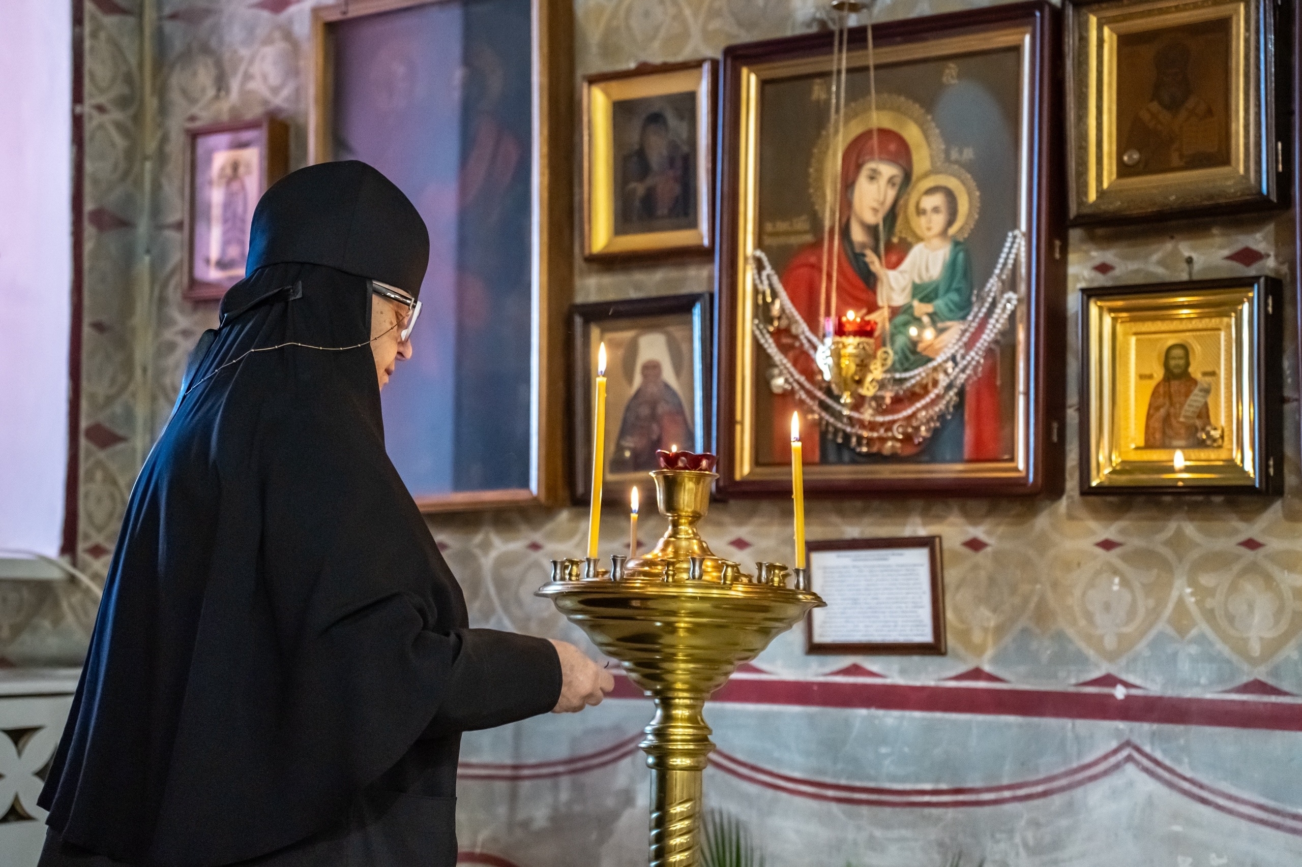 Литургия в пятницу 9-ой Недели по Пятидесятнице, успение праведной Анны, матери Пресвятой Богородицы