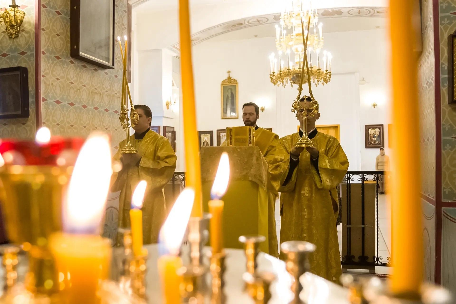 Литургия в четверг 16-й седмицы по Пятидесятнице, свт. Иоасафа, епископа Белгородского и свт. Митрофана, епископа Воронежского