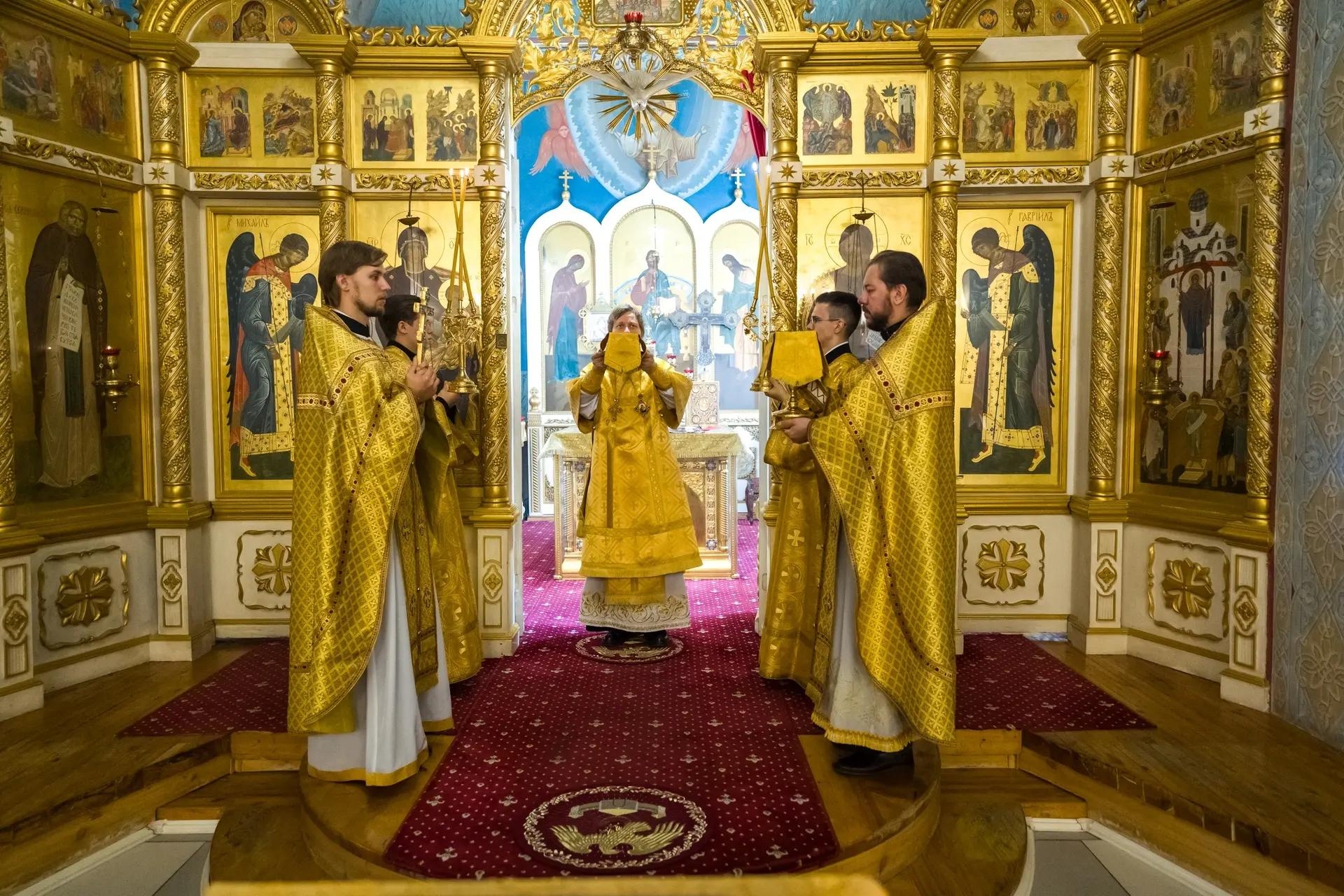 Литургия в четверг 16-й седмицы по Пятидесятнице, свт. Иоасафа, епископа Белгородского и свт. Митрофана, епископа Воронежского