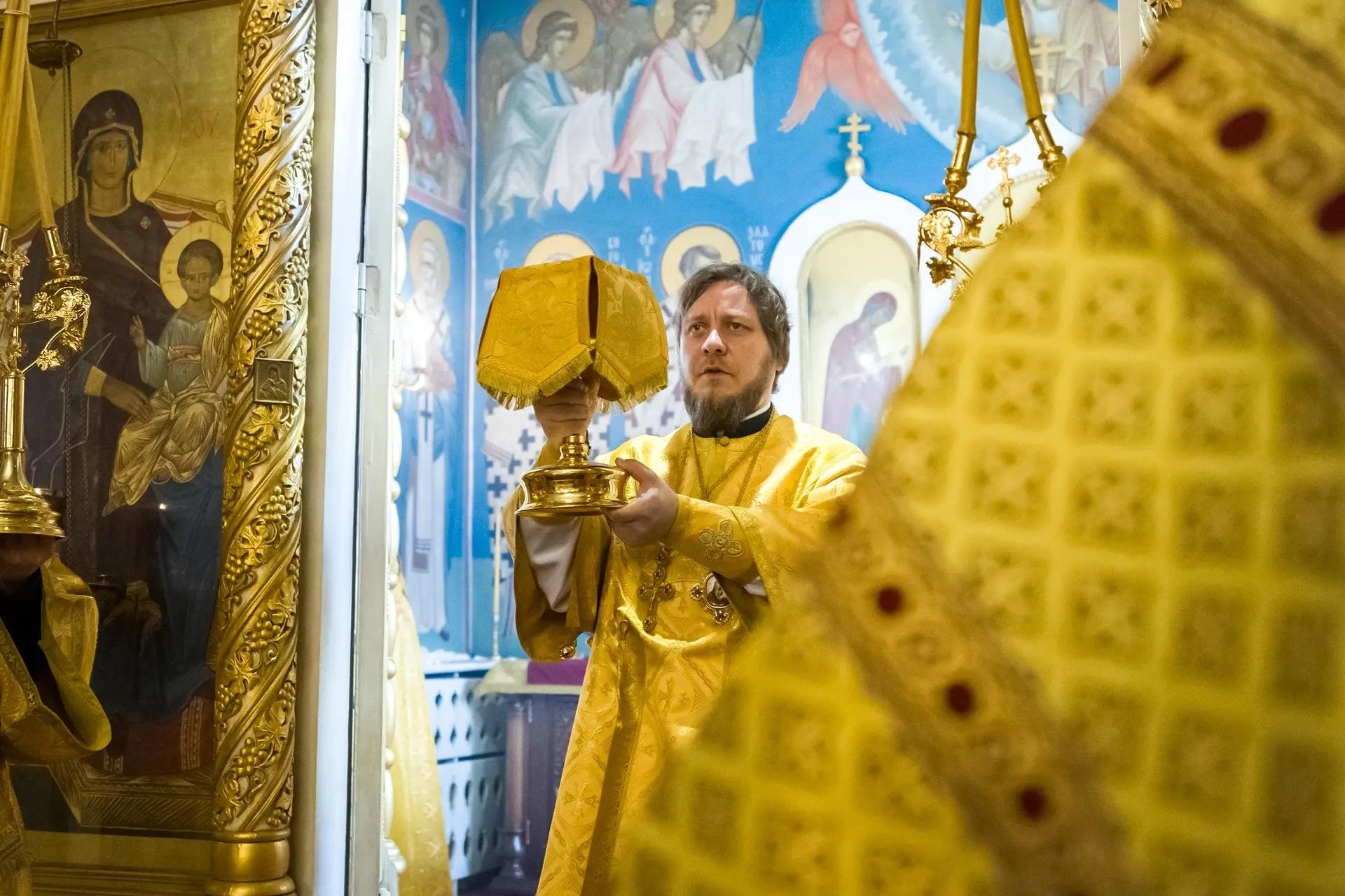 Литургия в четверг 16-й седмицы по Пятидесятнице, свт. Иоасафа, епископа Белгородского и свт. Митрофана, епископа Воронежского