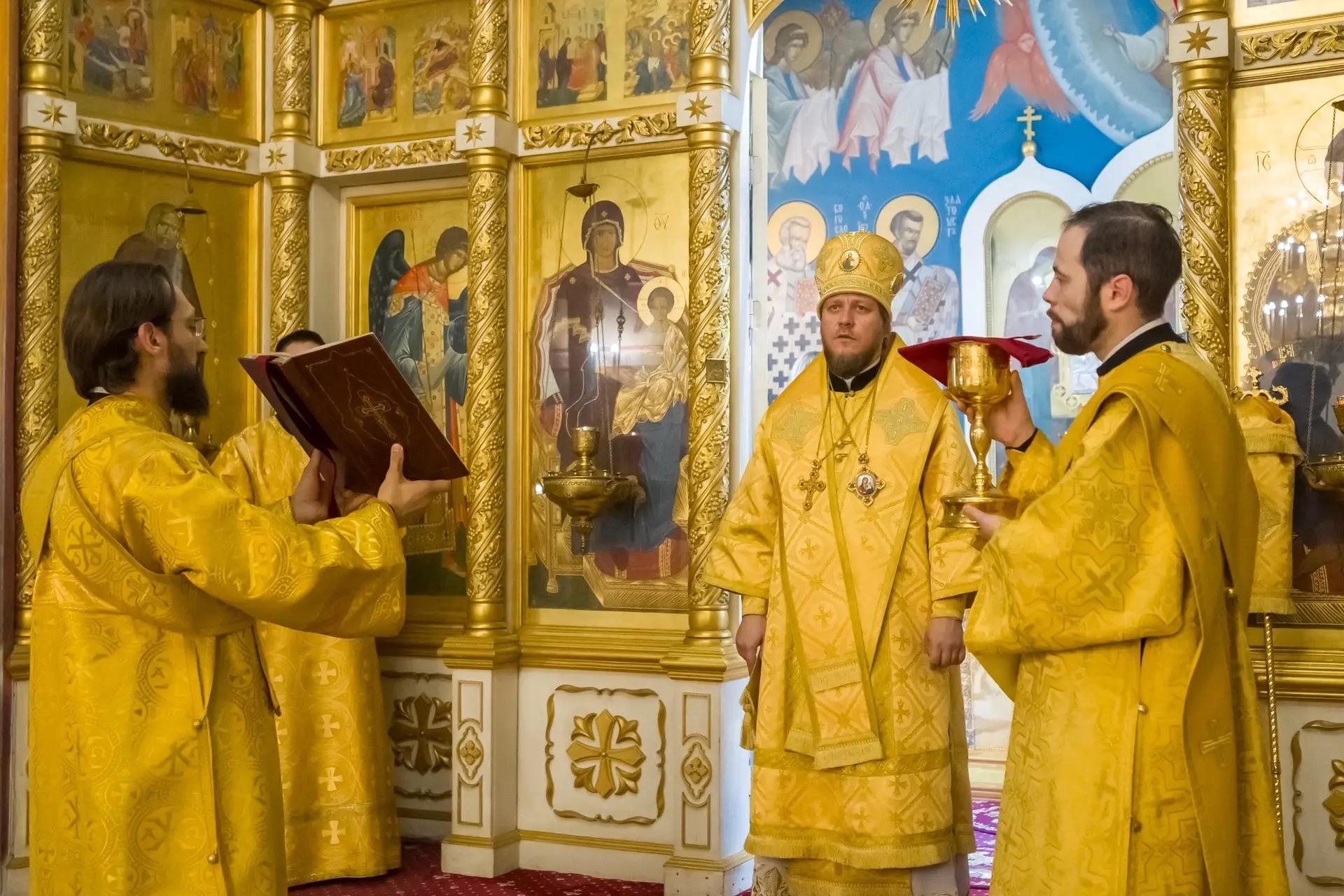Литургия в четверг 16-й седмицы по Пятидесятнице, свт. Иоасафа, епископа Белгородского и свт. Митрофана, епископа Воронежского