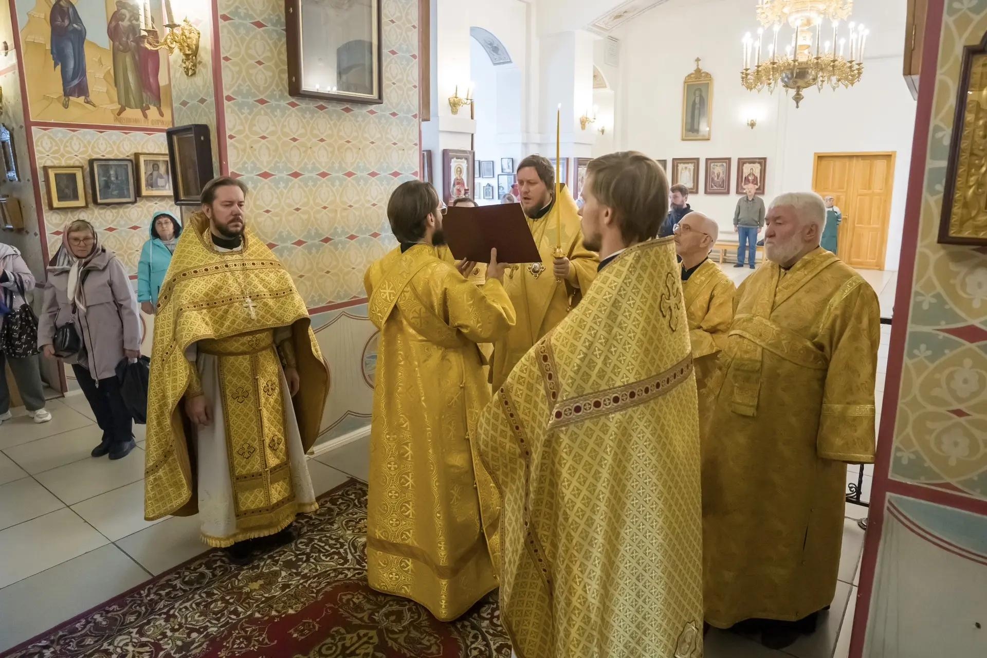 Литургия в четверг 16-й седмицы по Пятидесятнице, свт. Иоасафа, епископа Белгородского и свт. Митрофана, епископа Воронежского
