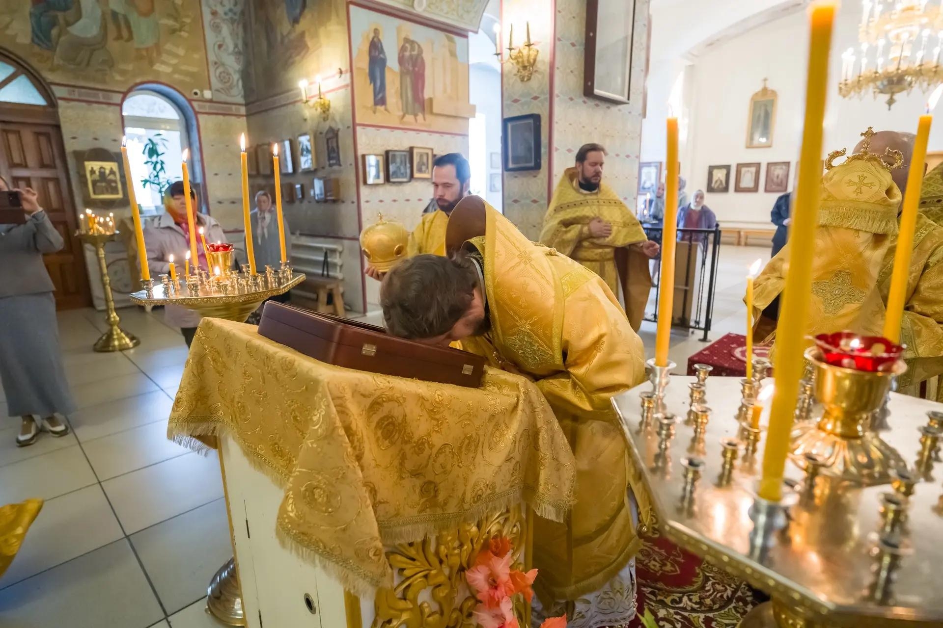 Литургия в четверг 16-й седмицы по Пятидесятнице, свт. Иоасафа, епископа Белгородского и свт. Митрофана, епископа Воронежского