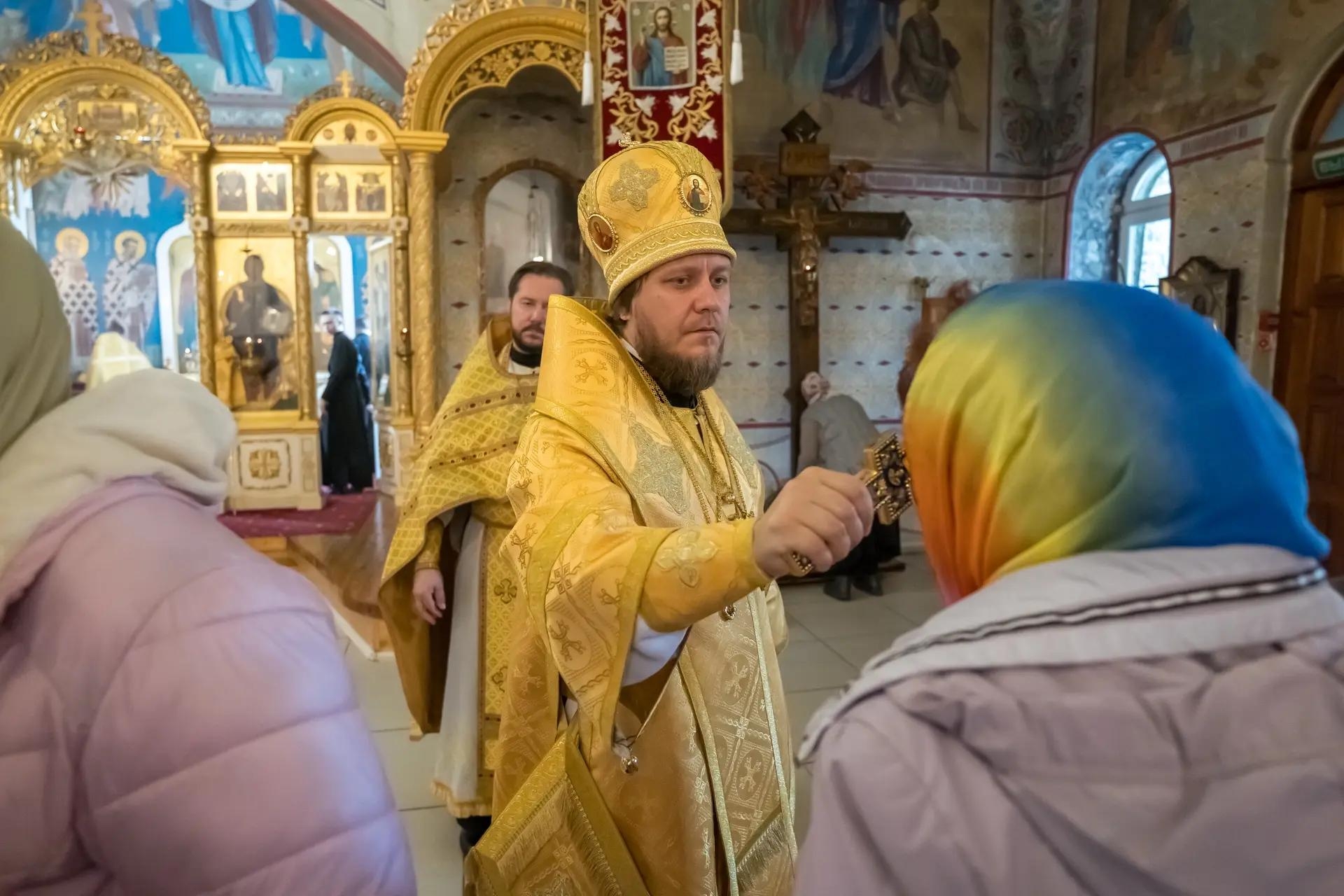 Литургия в четверг 16-й седмицы по Пятидесятнице, свт. Иоасафа, епископа Белгородского и свт. Митрофана, епископа Воронежского