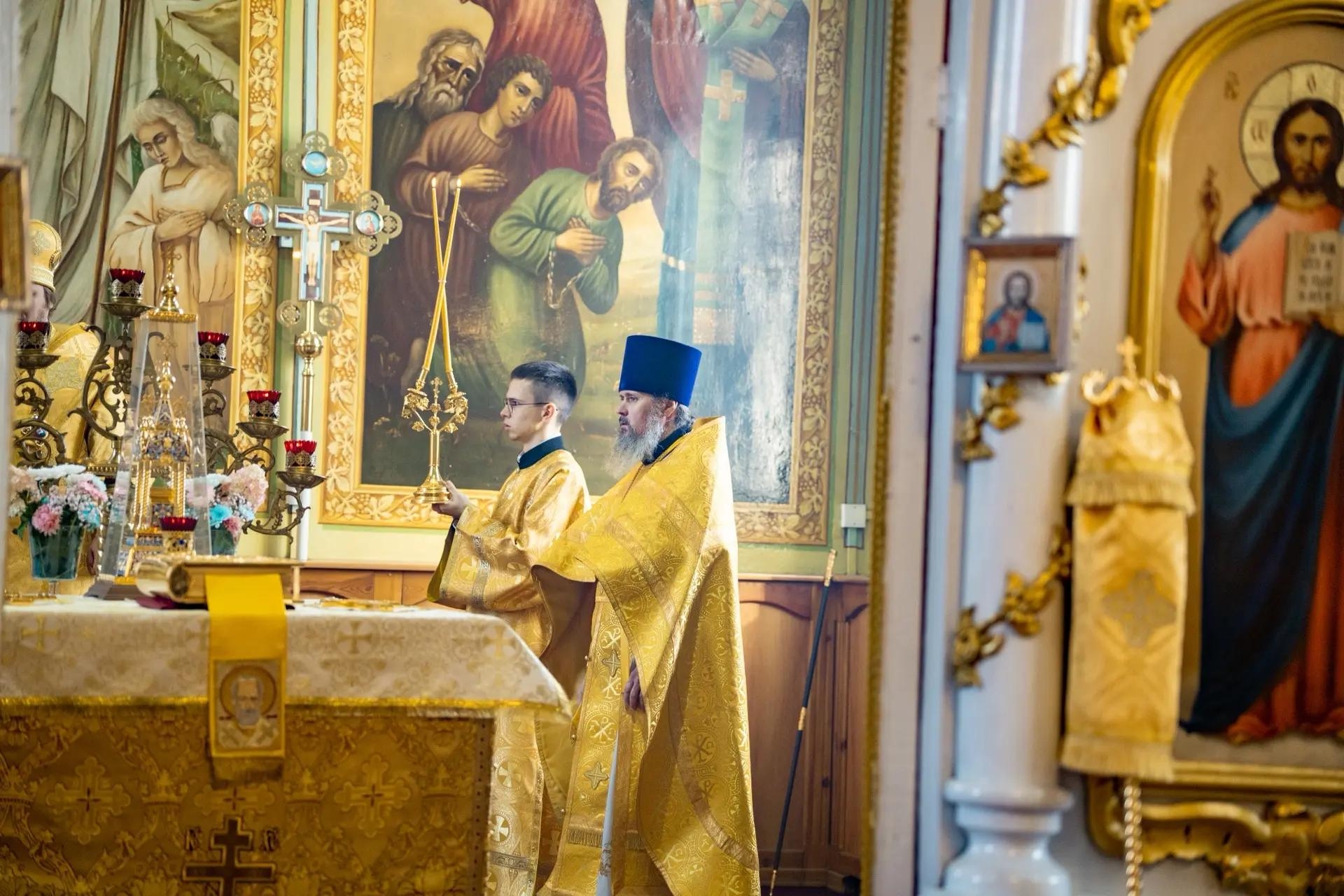 Литургия в Неделю 16-ю по Пятидесятнице, мч. Созонта Помпеольского в Никольском соборном храме г. Сатка