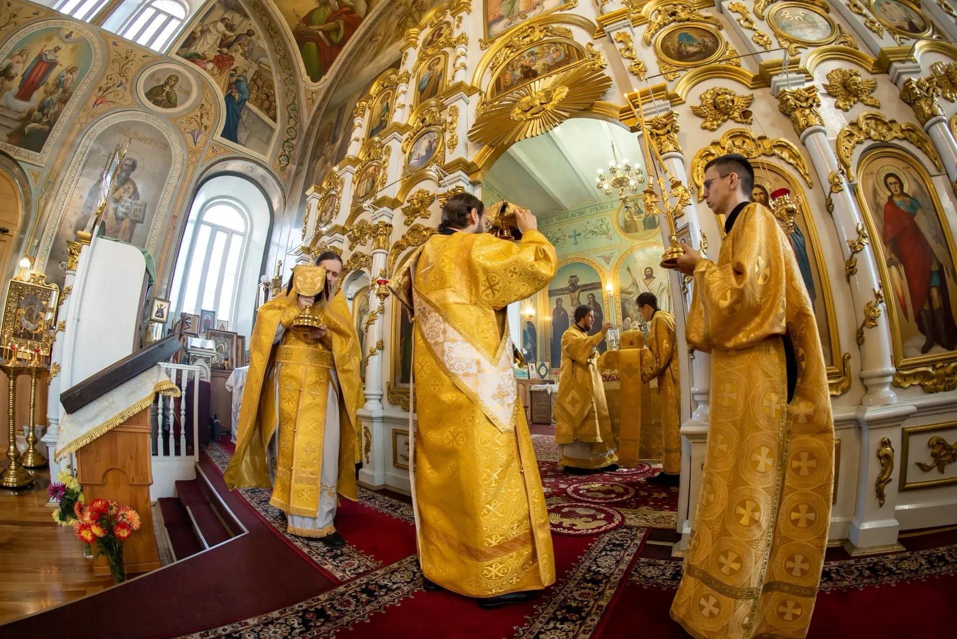 Литургия в Неделю 16-ю по Пятидесятнице, мч. Созонта Помпеольского в Никольском соборном храме г. Сатка