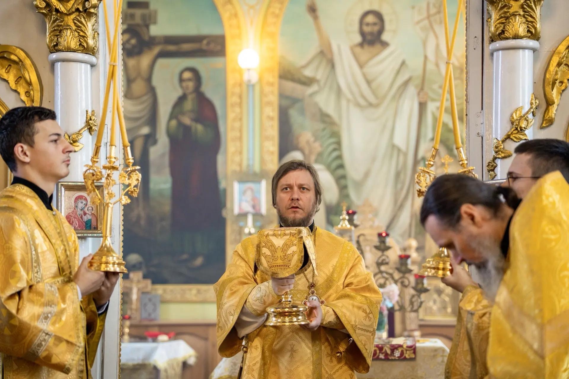 Литургия в Неделю 16-ю по Пятидесятнице, мч. Созонта Помпеольского в Никольском соборном храме г. Сатка