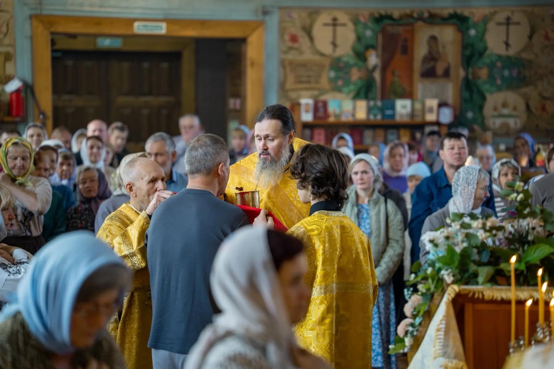 Литургия в Неделю 16-ю по Пятидесятнице, мч. Созонта Помпеольского в Никольском соборном храме г. Сатка