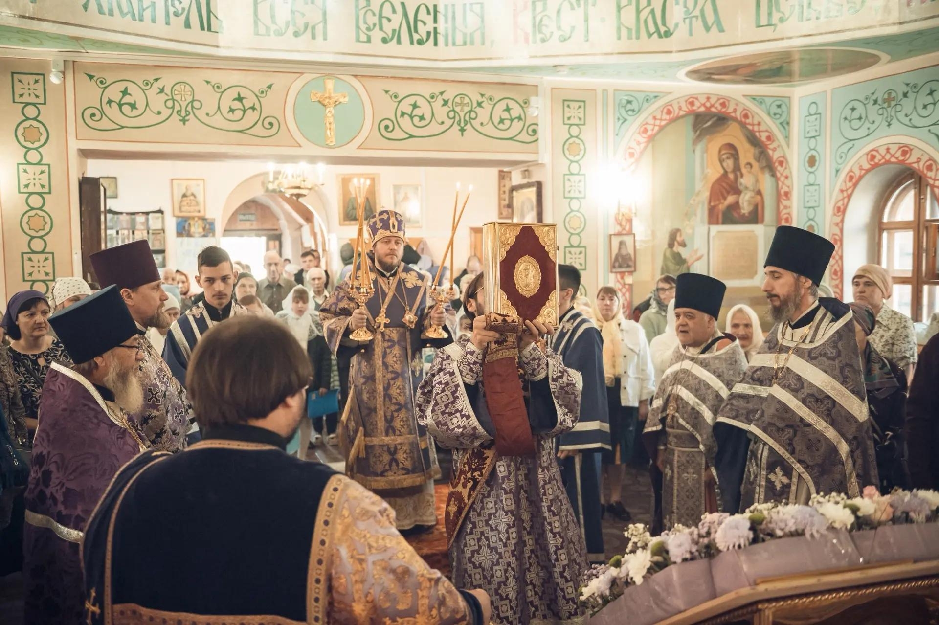 Литургия на Воздвижение Честного и Животворящего Креста Господня в Крестовоздвиженском храме г. Бакал