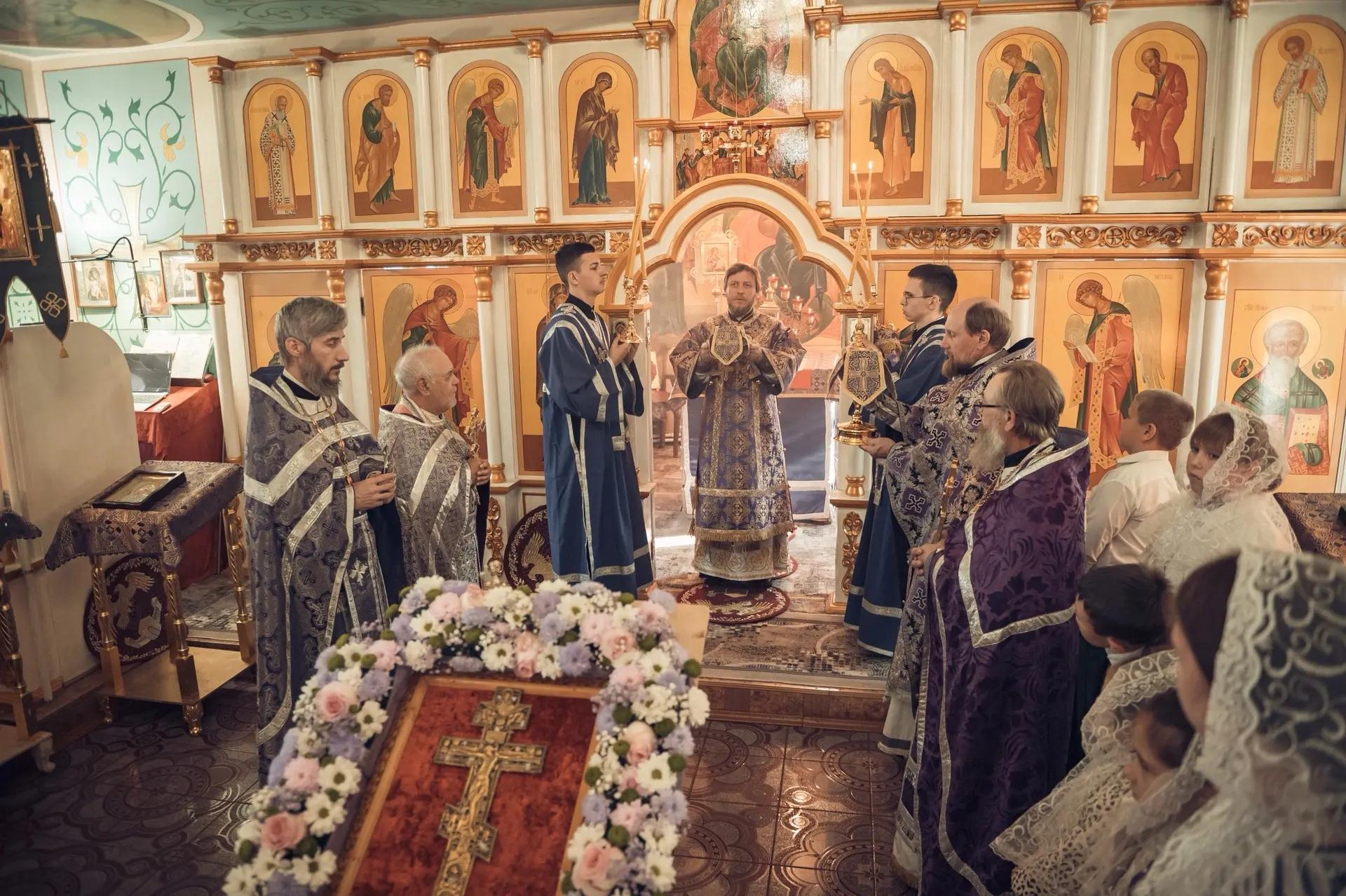Литургия на Воздвижение Честного и Животворящего Креста Господня в Крестовоздвиженском храме г. Бакал