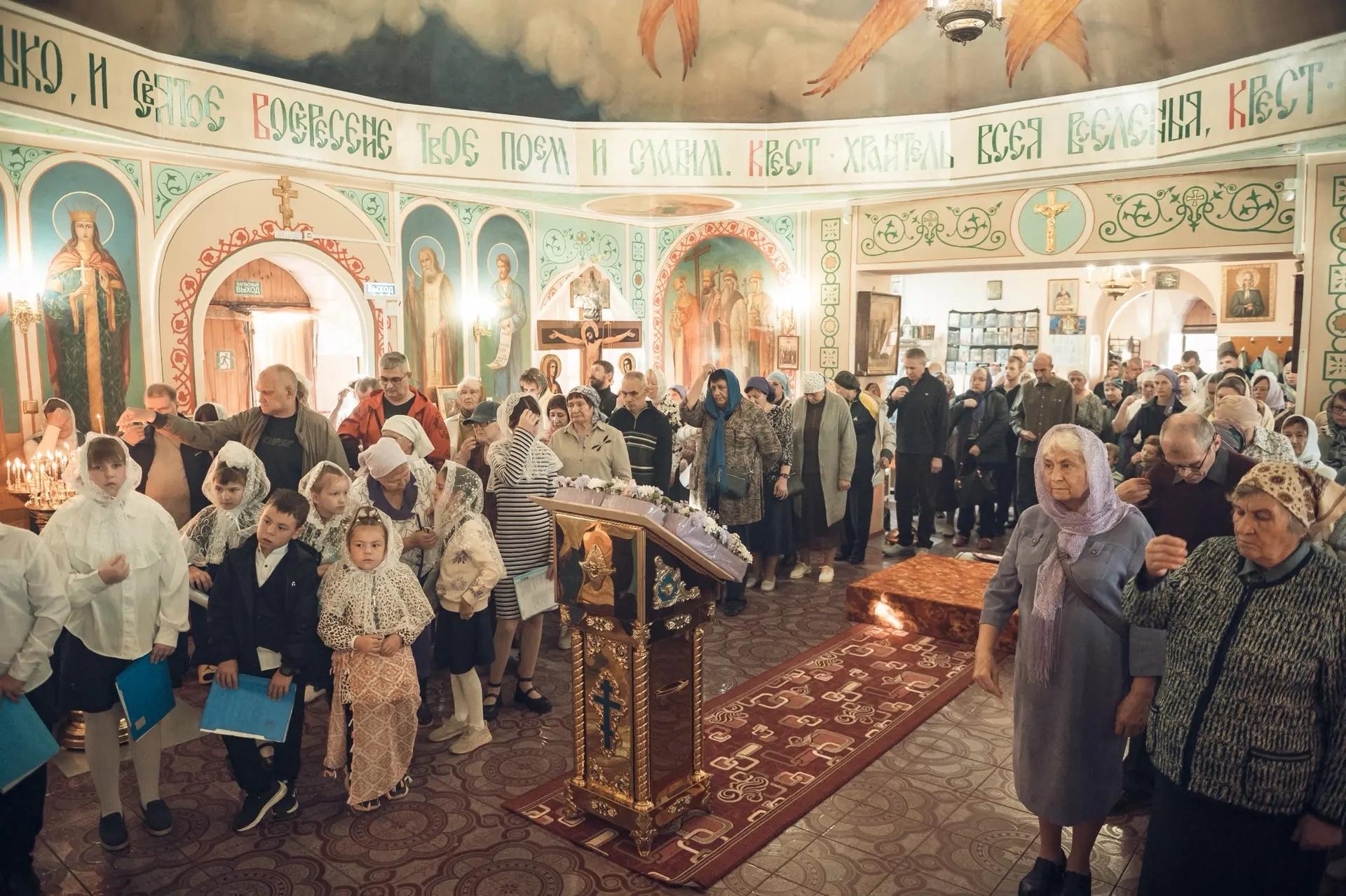 Литургия на Воздвижение Честного и Животворящего Креста Господня в Крестовоздвиженском храме г. Бакал