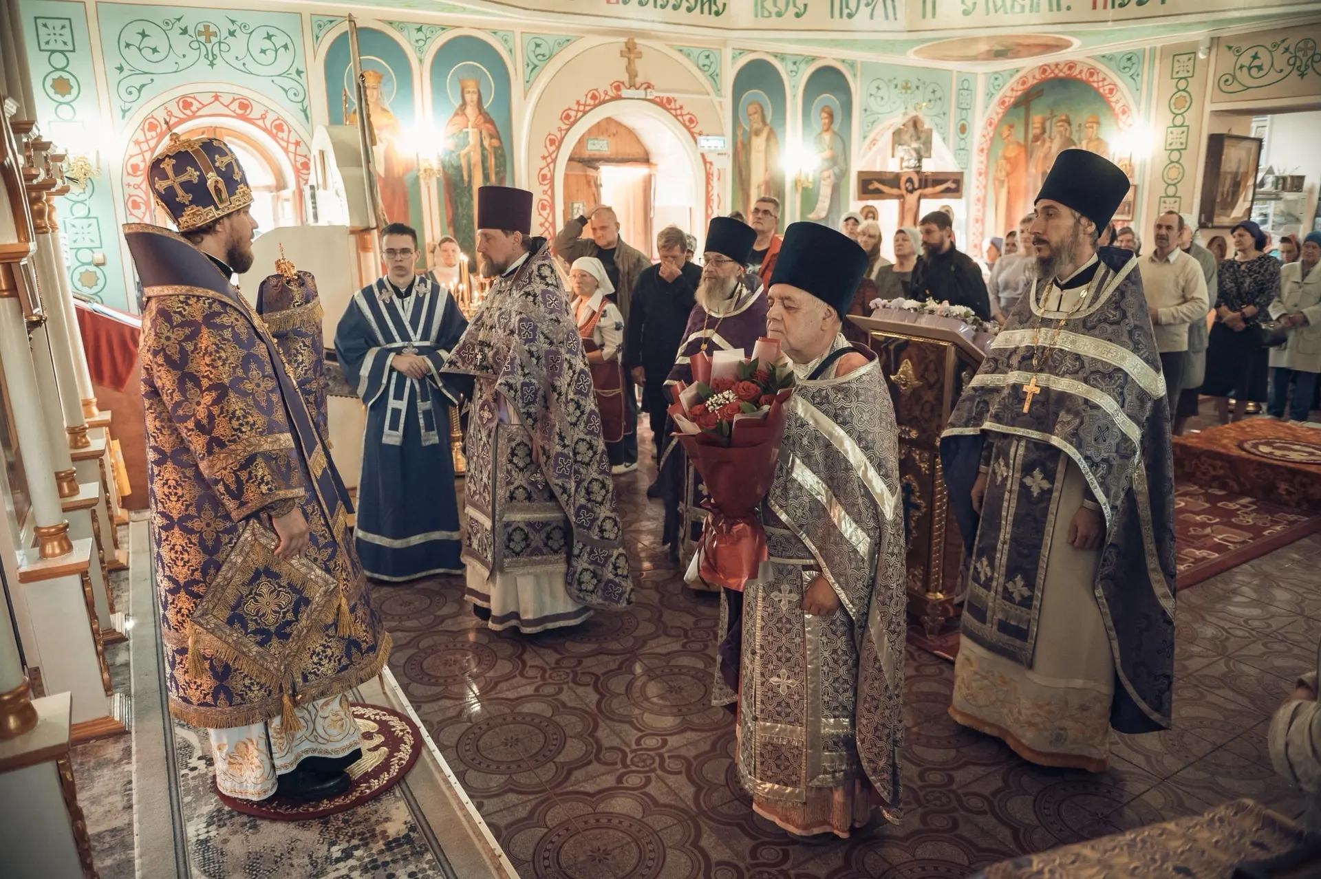 Литургия на Воздвижение Честного и Животворящего Креста Господня в Крестовоздвиженском храме г. Бакал