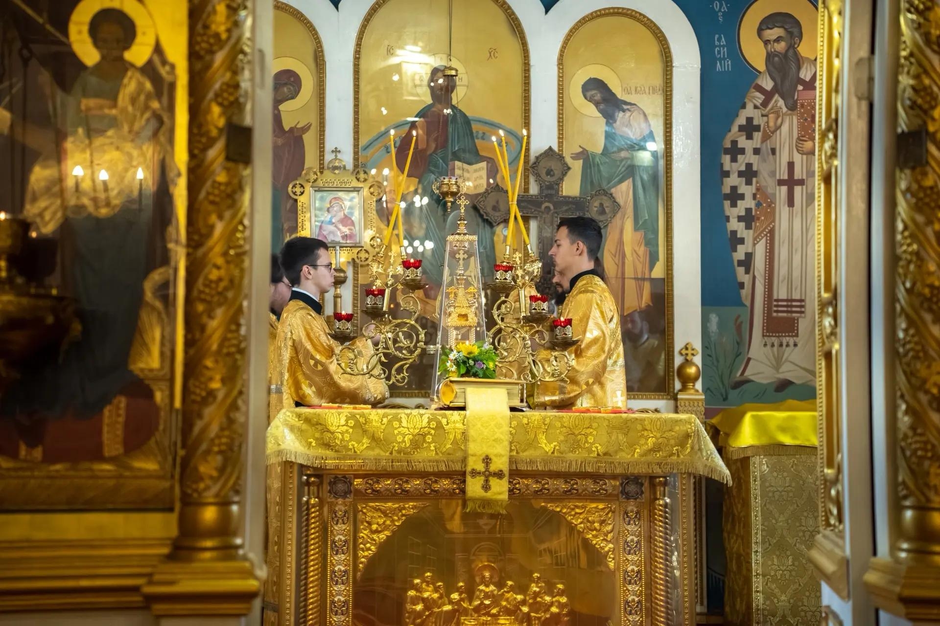 Литургия в четверг 14-й седмицы по Пятидесятнице, ап. от 70-ти Фаддея, мц. Вассы и прп. Марфы Дивеевской